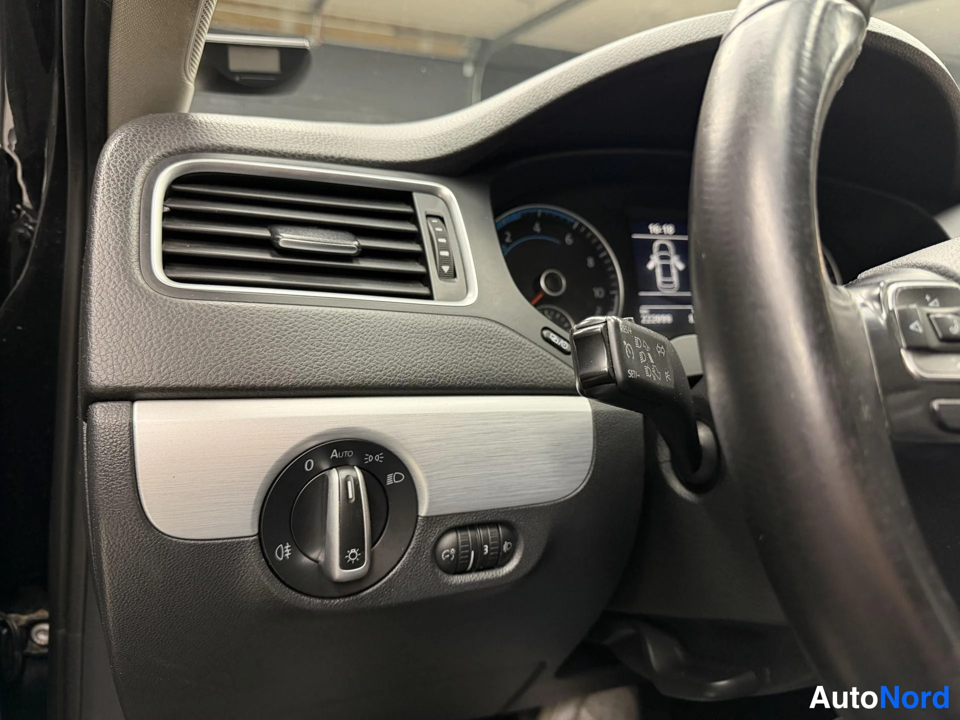 Musta Volkswagen Jetta 2013, yksityiskohta, kuva 16