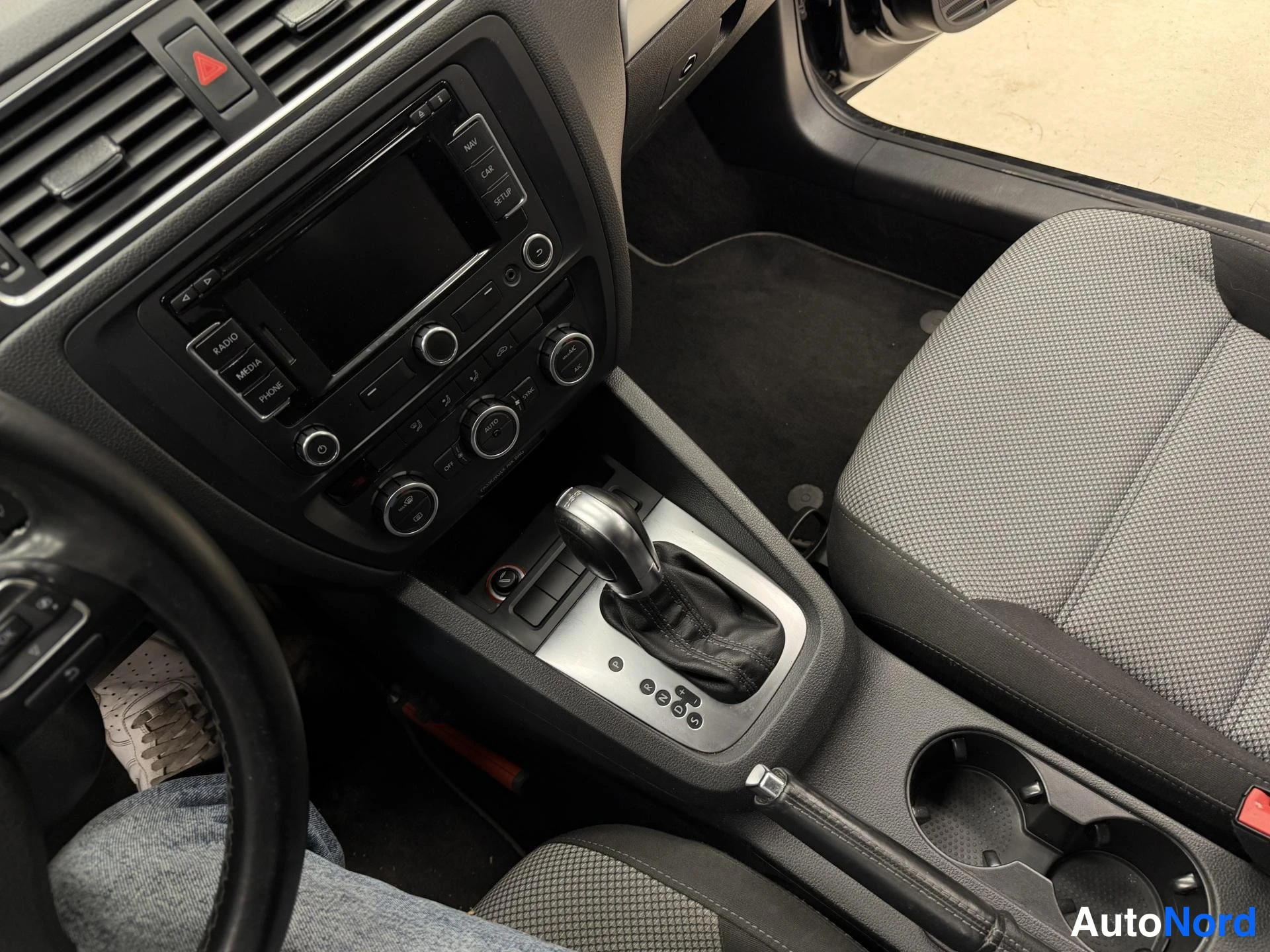 Musta Volkswagen Jetta 2013, ohjaamo, kuva 10