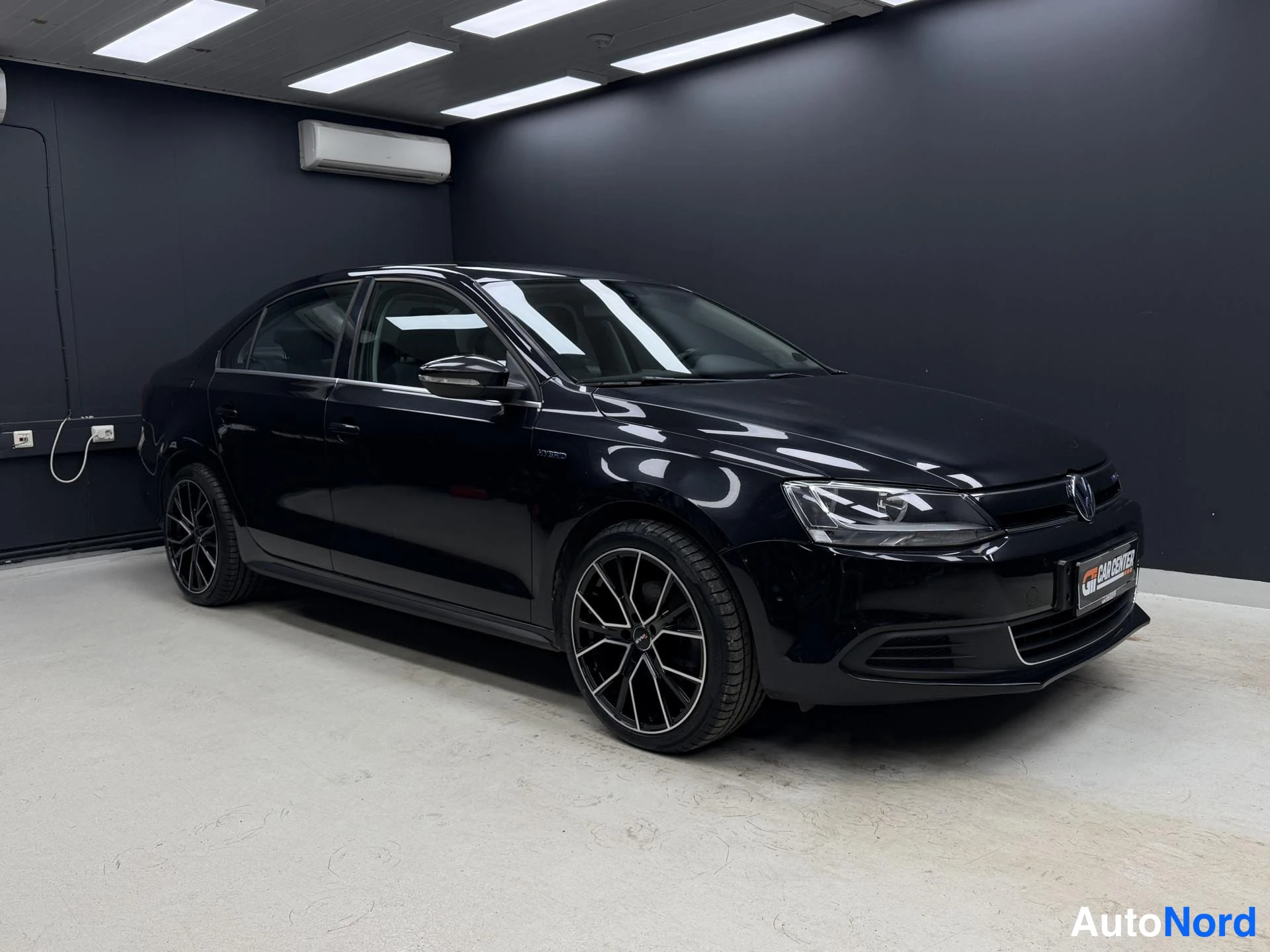 Musta Volkswagen Jetta 2013, etuviisto, keula oikealle, kuva 2