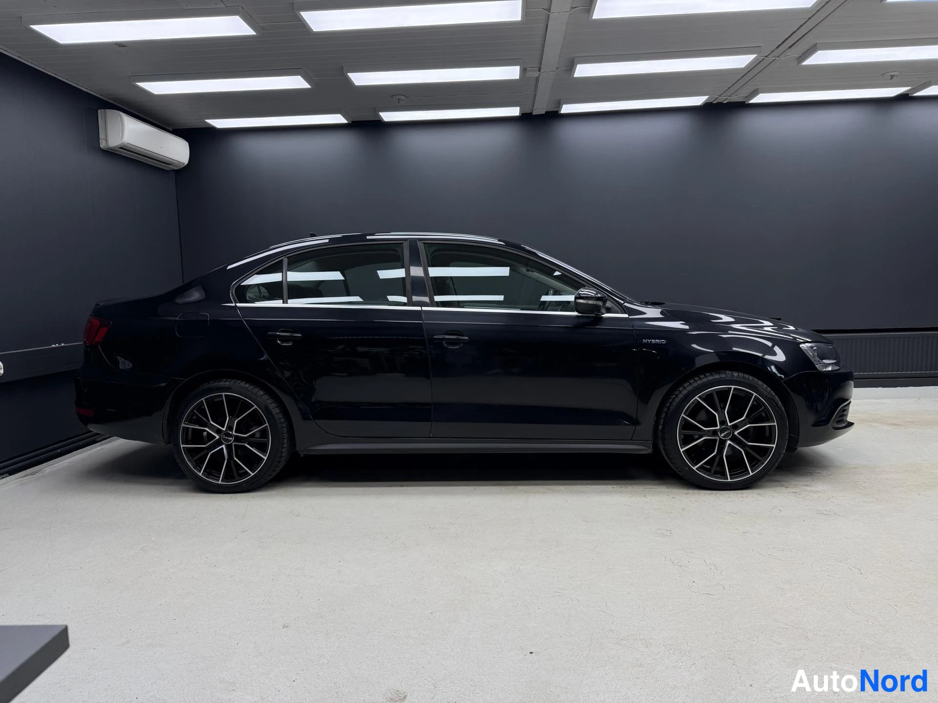 Musta Volkswagen Jetta 2013, sivulta, kuva 4