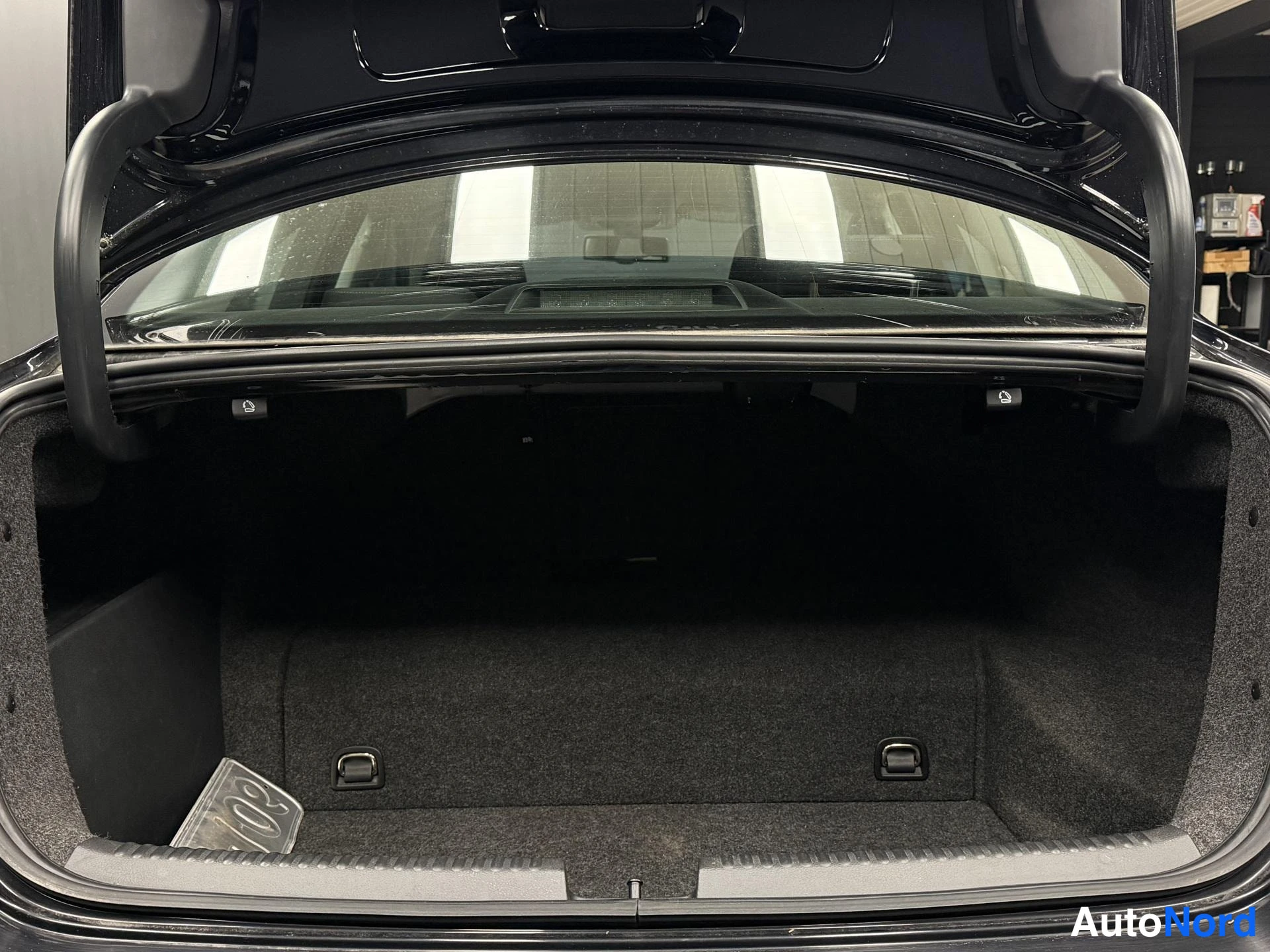 Musta Volkswagen Jetta 2013, tavaratila, kuva 15