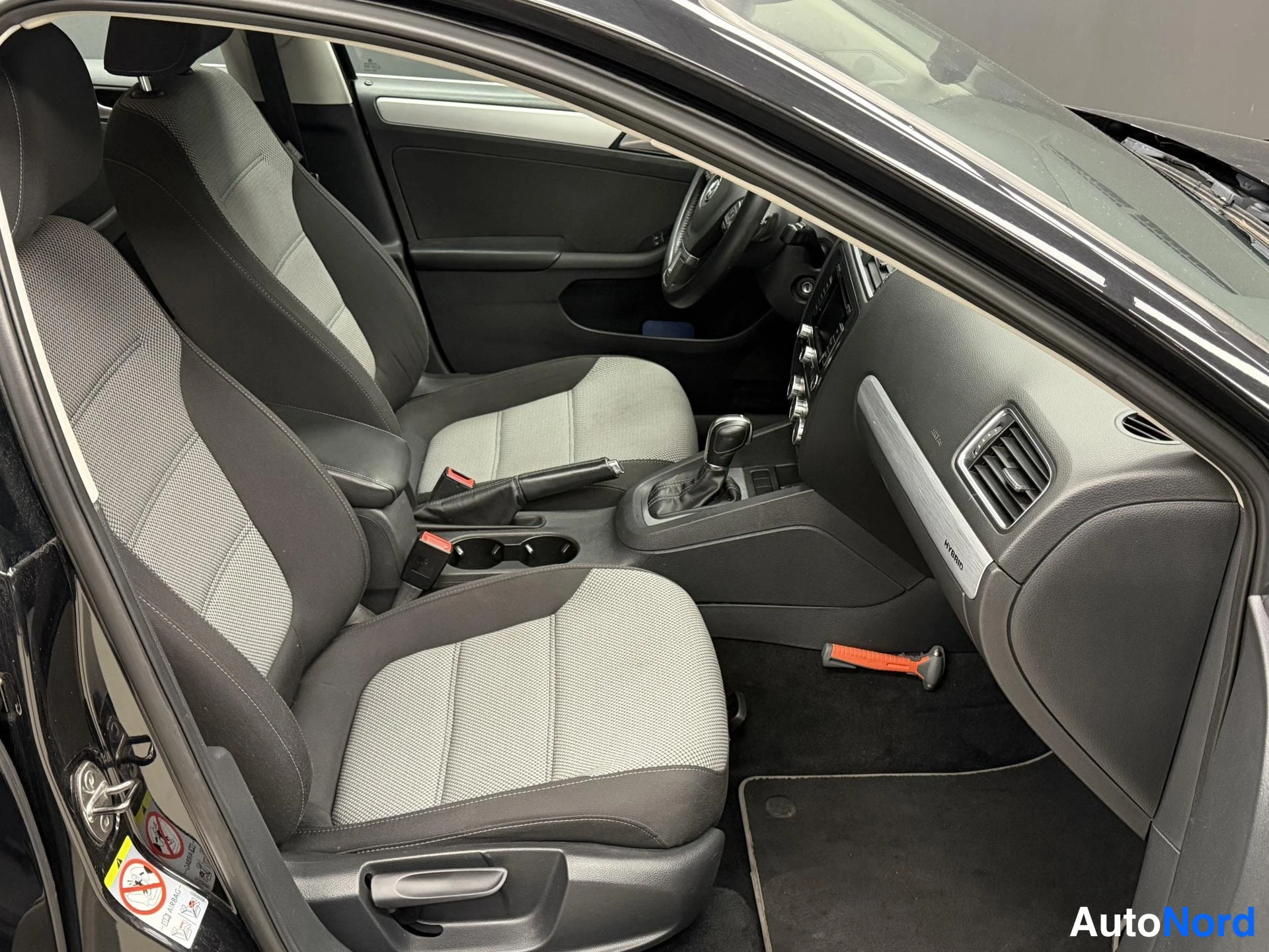 Musta Volkswagen Jetta 2013, etuistuimet, kuva 11