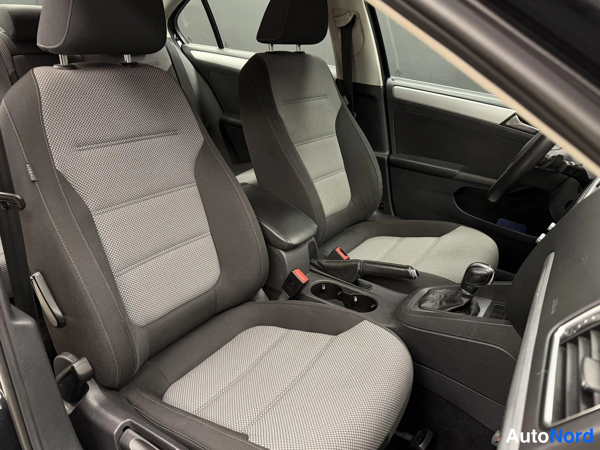Musta Volkswagen Jetta 2013, etuistuimet, kuva 12