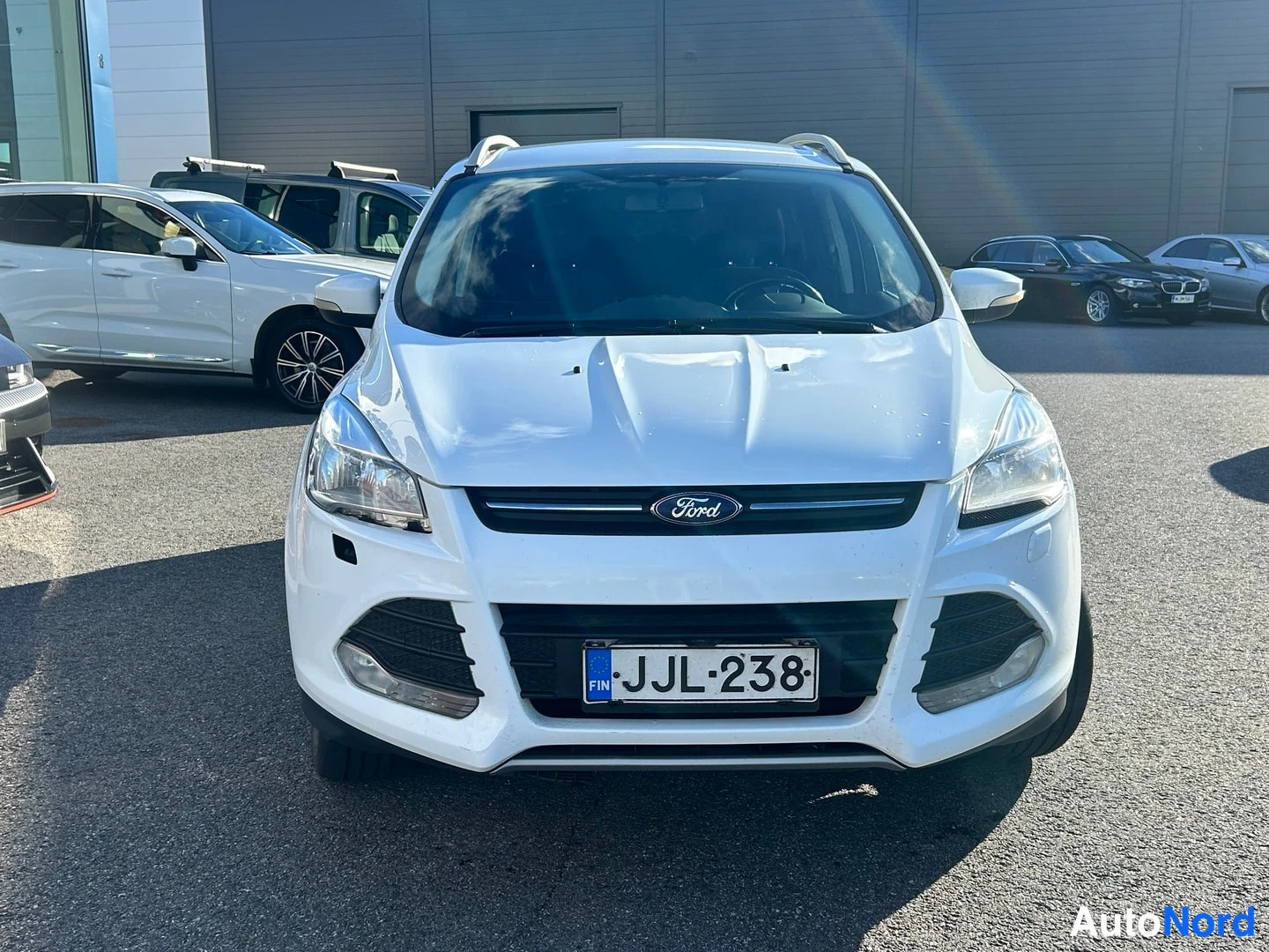 Valkoinen Ford Kuga 2014, edestä, kuva 3