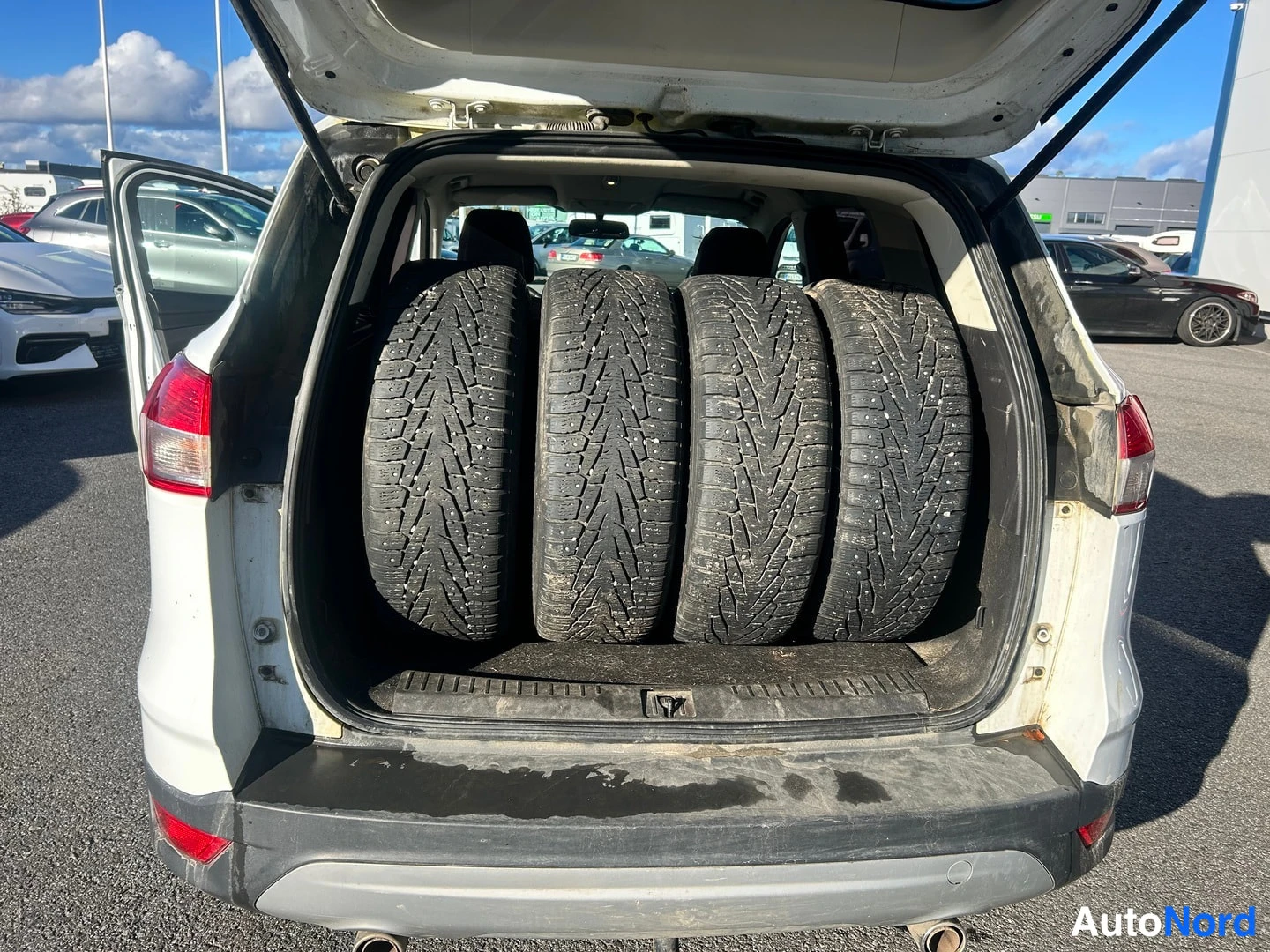 Valkoinen Ford Kuga 2014, tavaratila, kuva 10