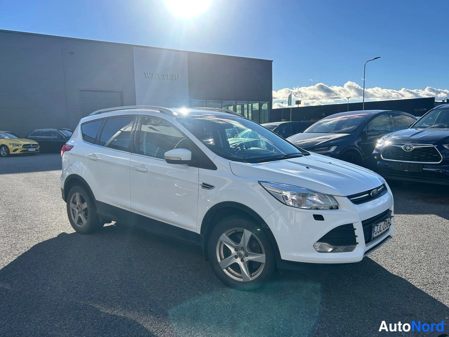 Valkoinen Ford Kuga 2014, etuviisto, keula oikealle, kuva 2