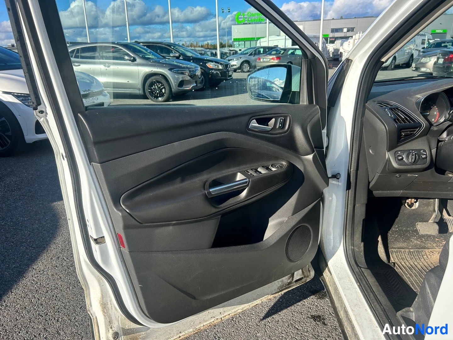 Valkoinen Ford Kuga 2014, yksityiskohta, kuva 13