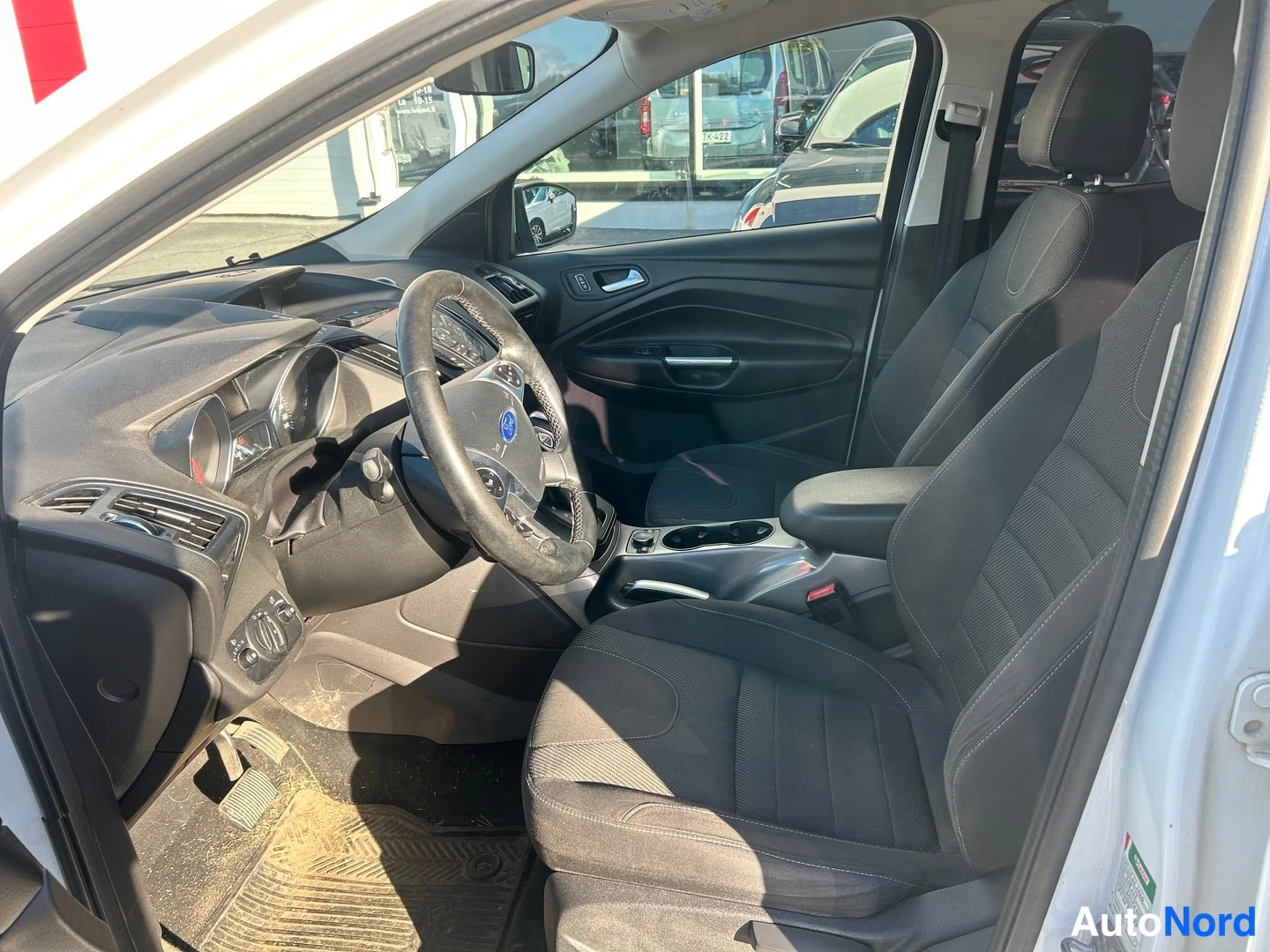 Valkoinen Ford Kuga 2014, ohjaamo, kuva 7