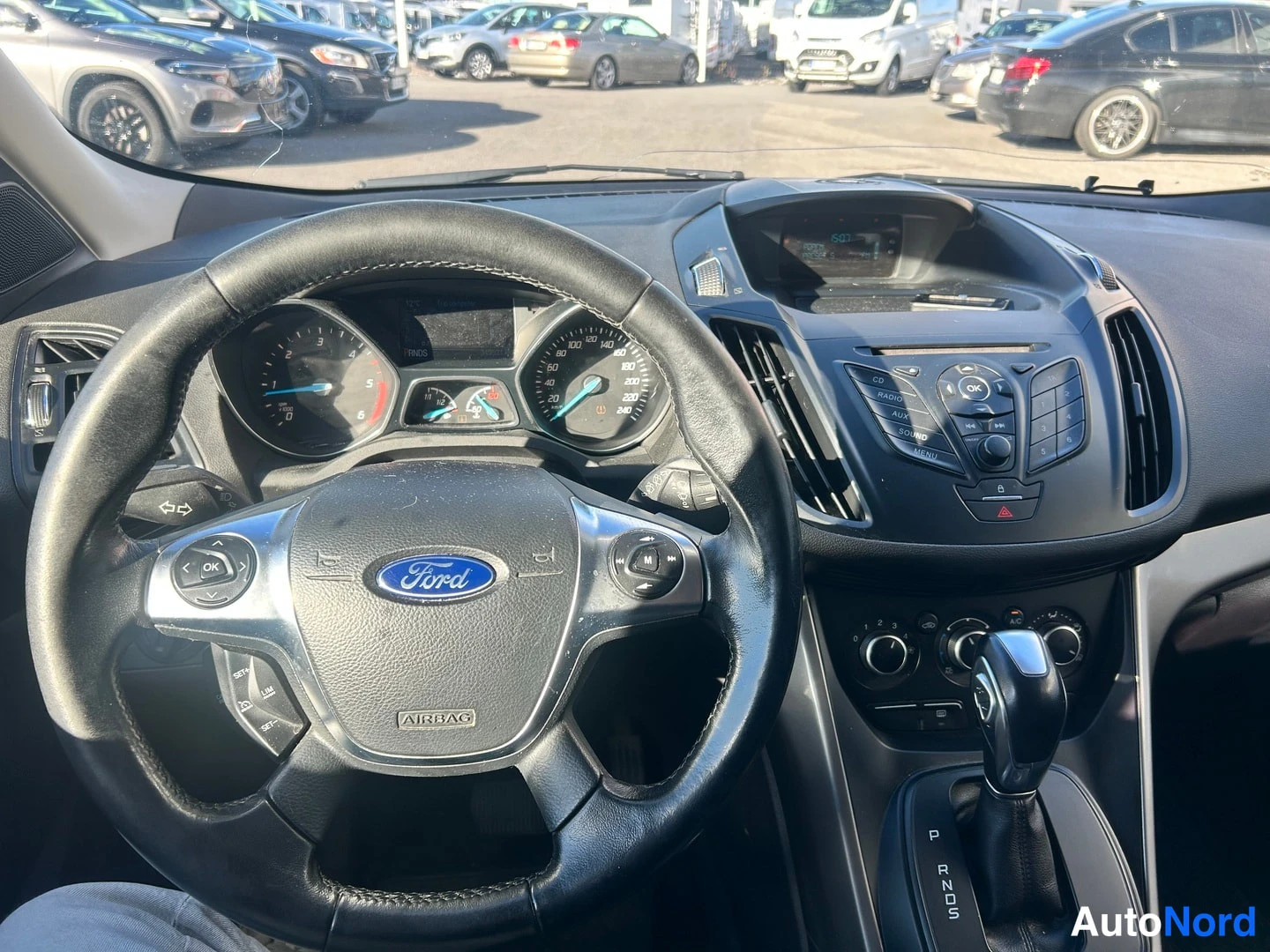 Valkoinen Ford Kuga 2014, ohjaamo, kuva 6