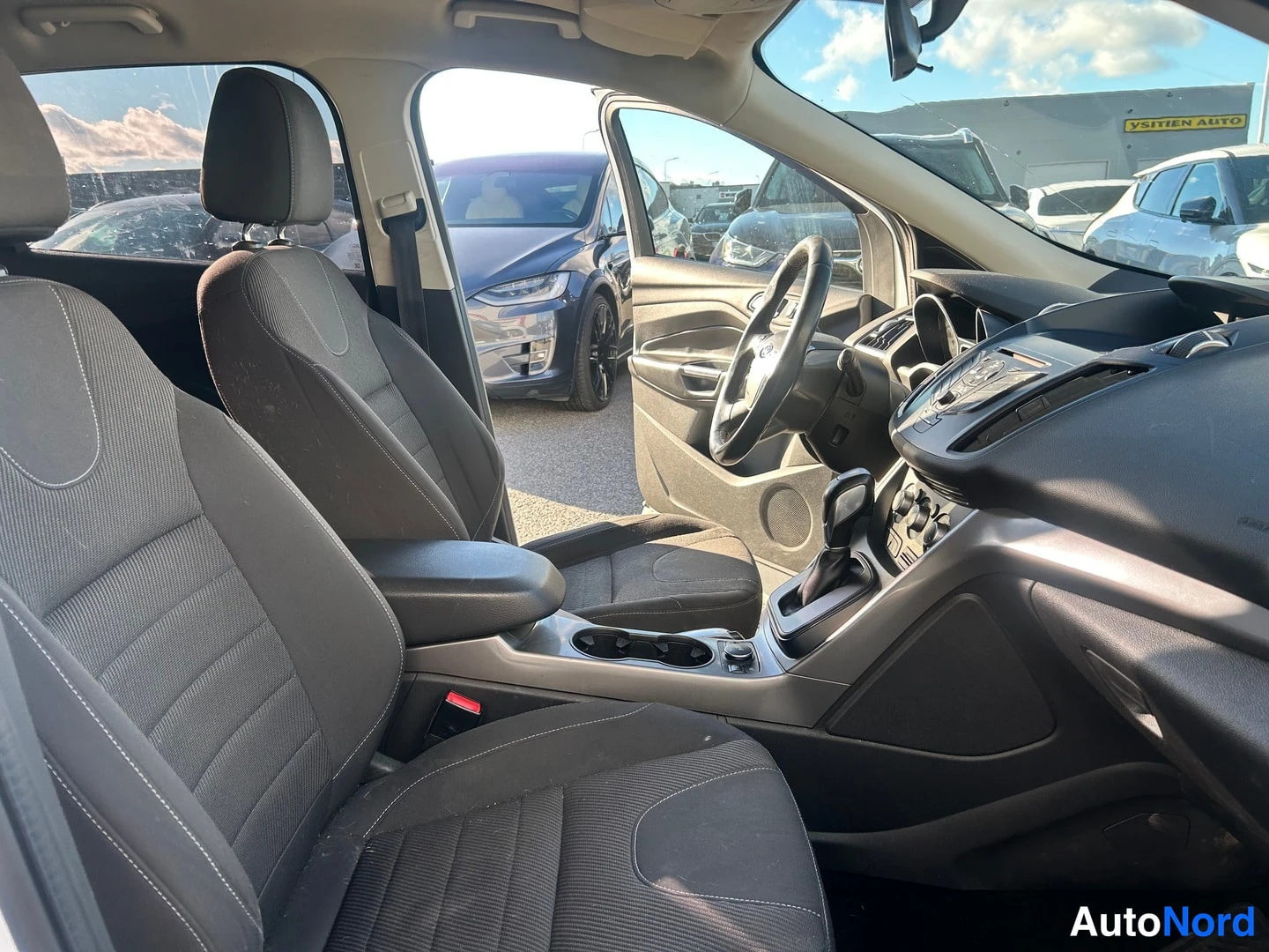 Valkoinen Ford Kuga 2014, etuistuimet, kuva 8