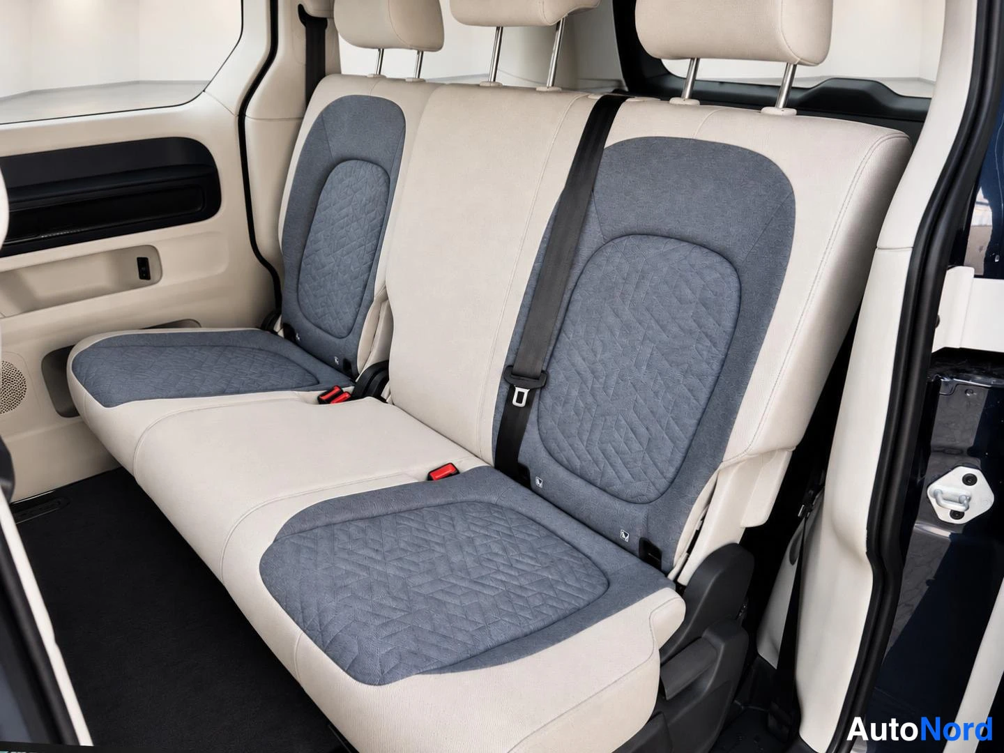 Sininen Volkswagen ID. Buzz 2023, takaistuimet, kuva 9