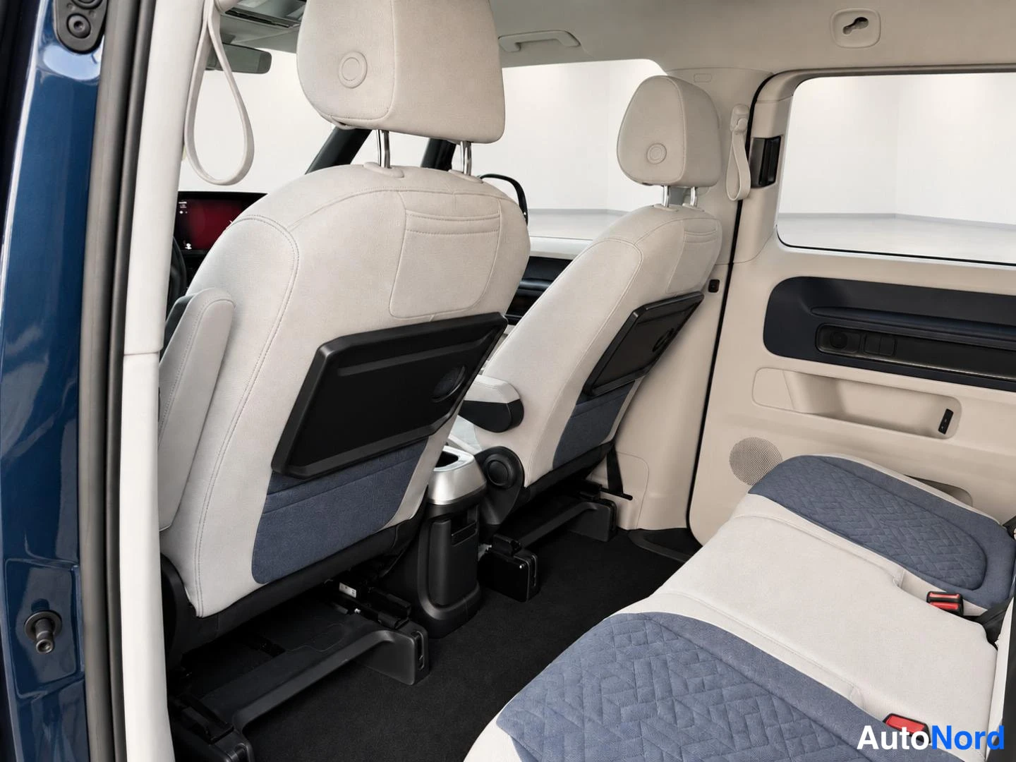 Sininen Volkswagen ID. Buzz 2023, etuistuimet, kuva 8
