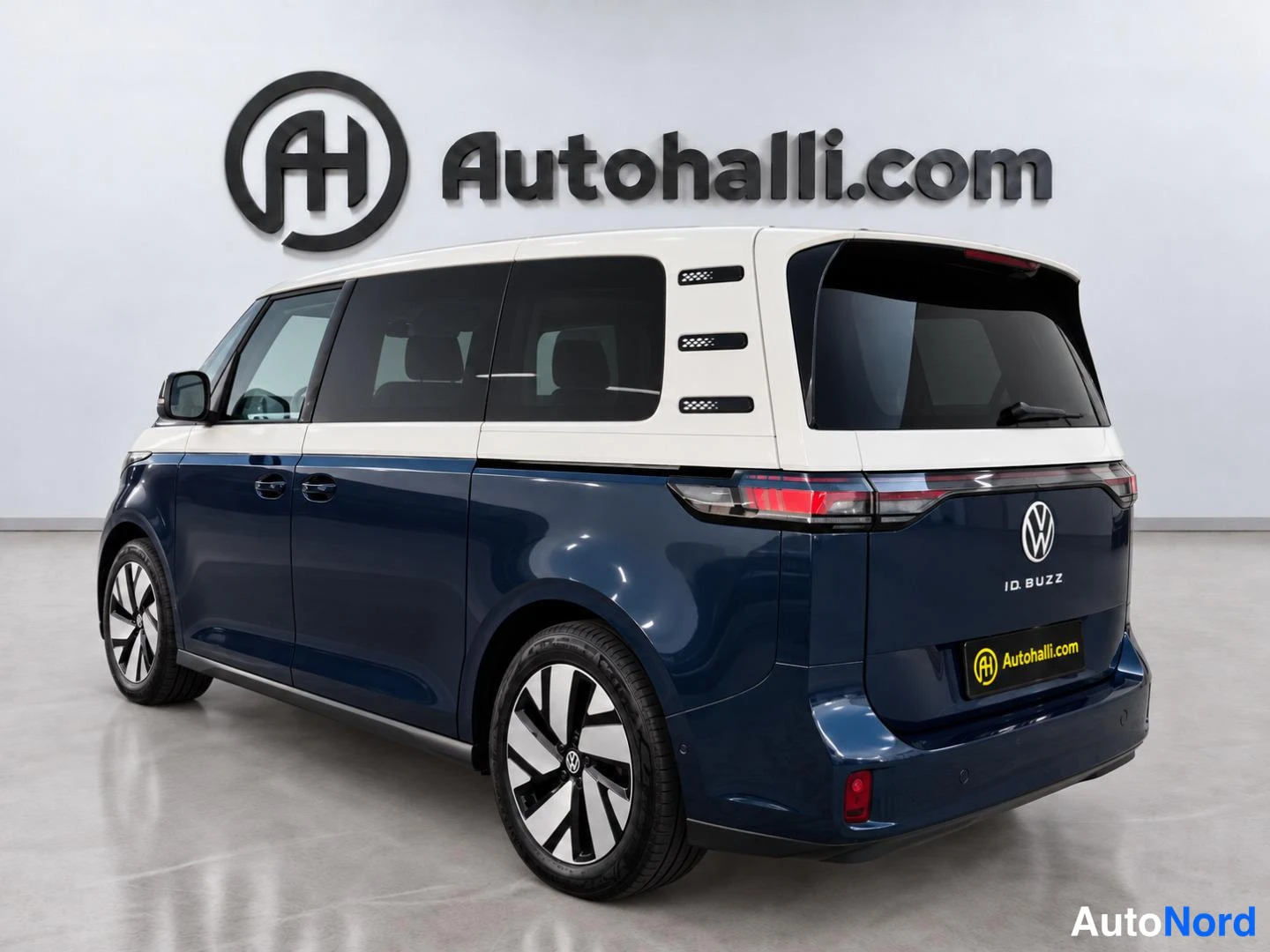 Sininen Volkswagen ID. Buzz 2023, takaviisto, kuva 4