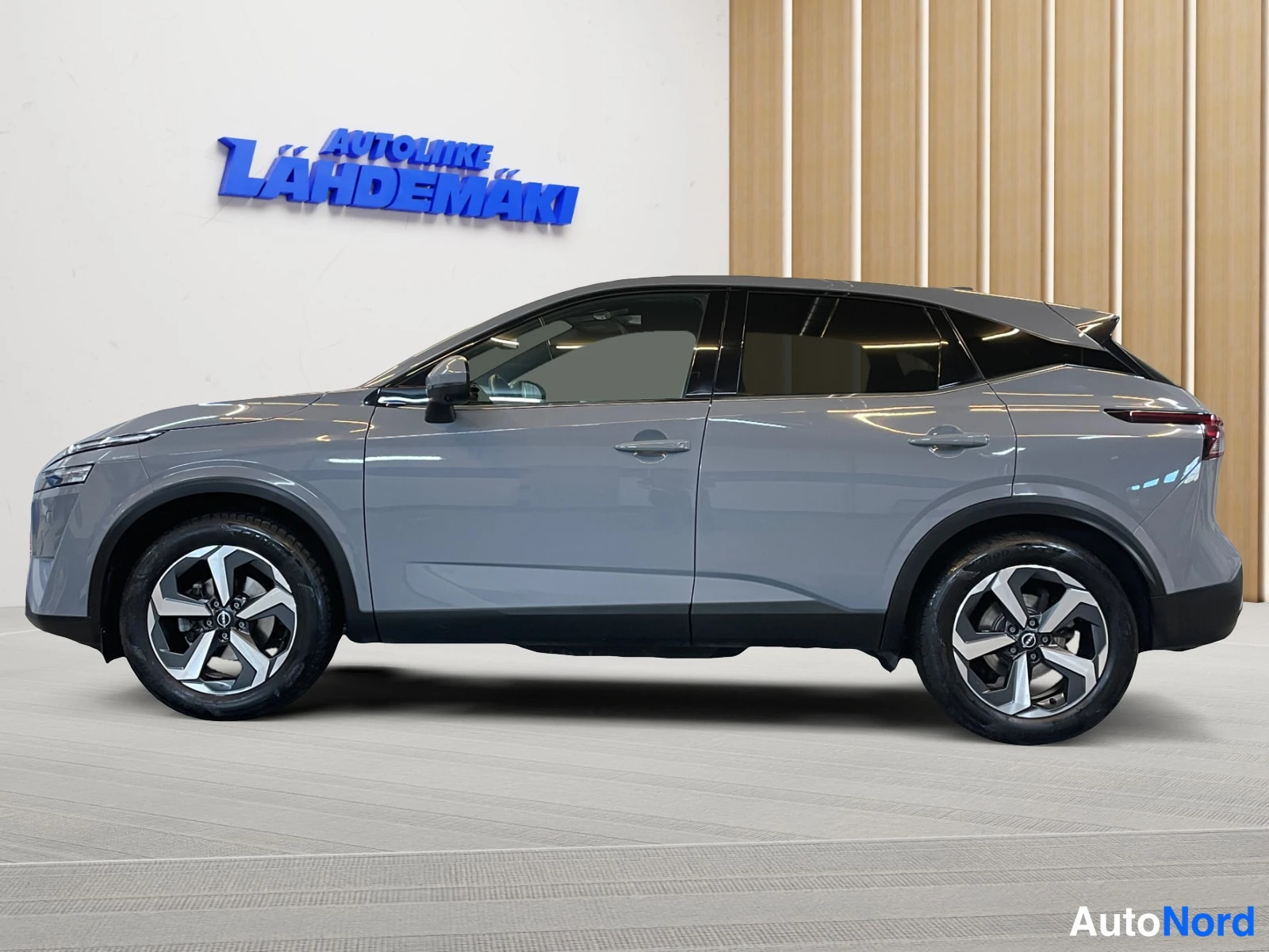 Harmaa Nissan Qashqai 2023, etuviisto, keula vasemmalle, kuva 2