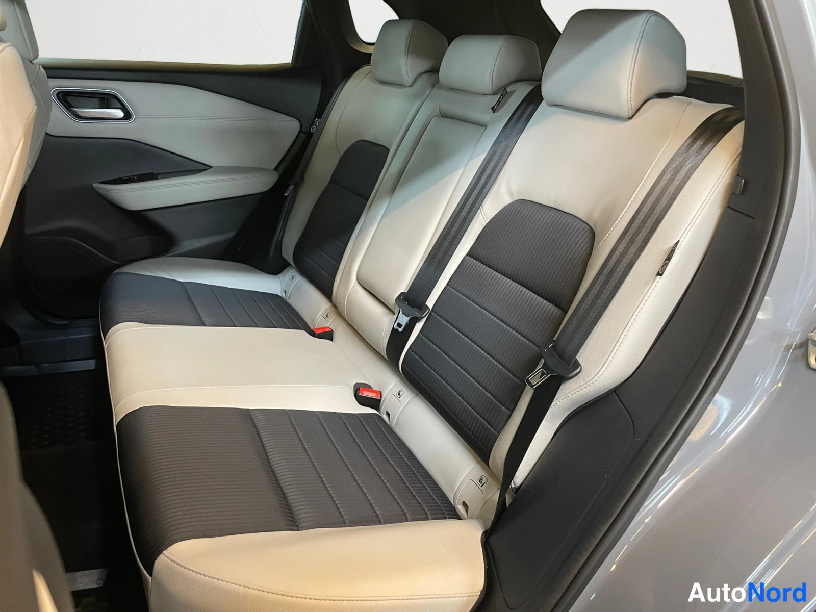 Harmaa Nissan Qashqai 2023, takaistuimet, kuva 13