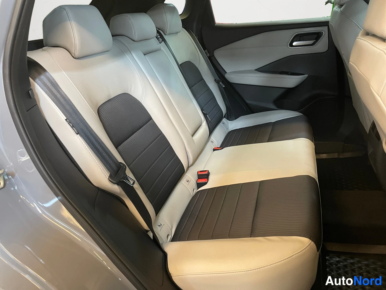 Harmaa Nissan Qashqai 2023, takaistuimet, kuva 14