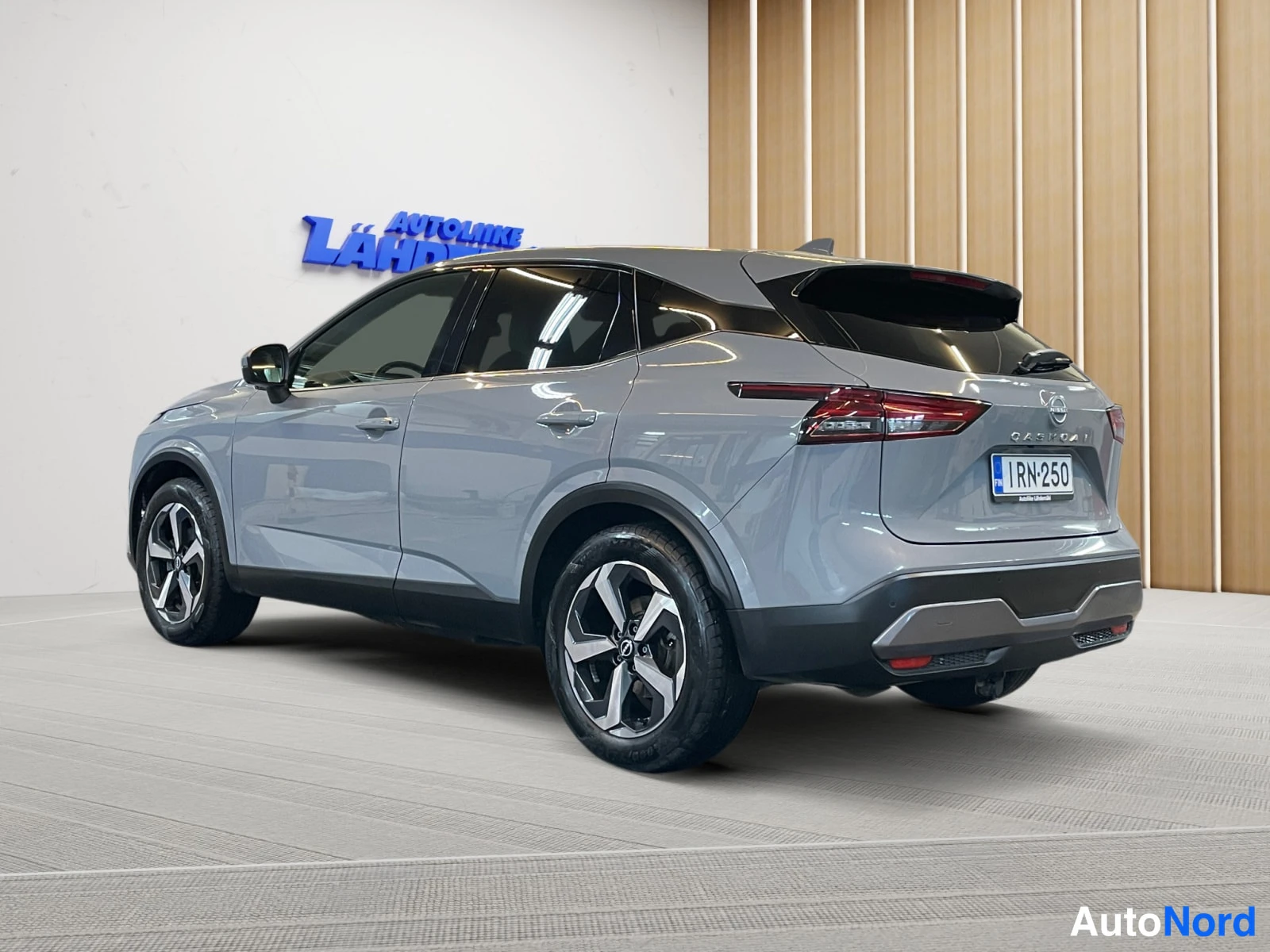Harmaa Nissan Qashqai 2023, takaviisto, kuva 7