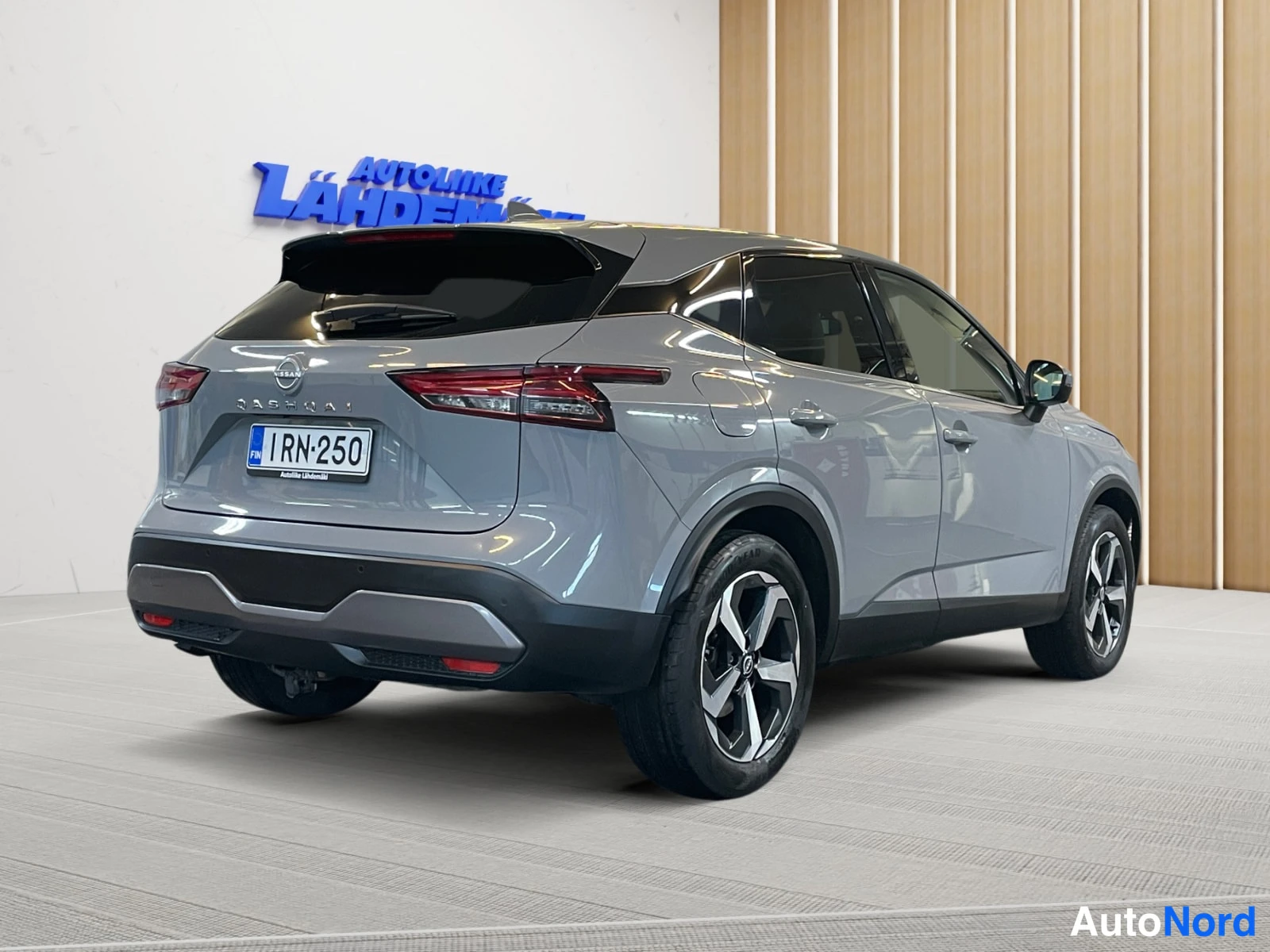 Harmaa Nissan Qashqai 2023, takaviisto, kuva 6