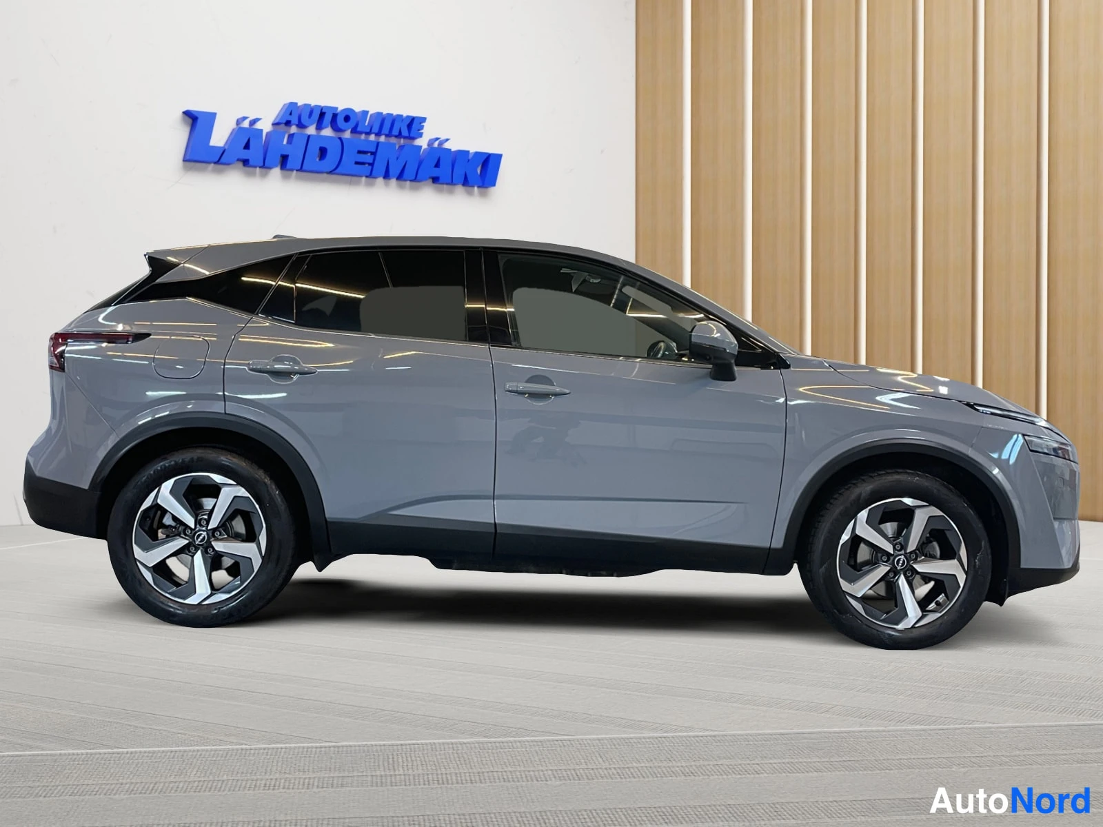 Harmaa Nissan Qashqai 2023, sivulta, kuva 5