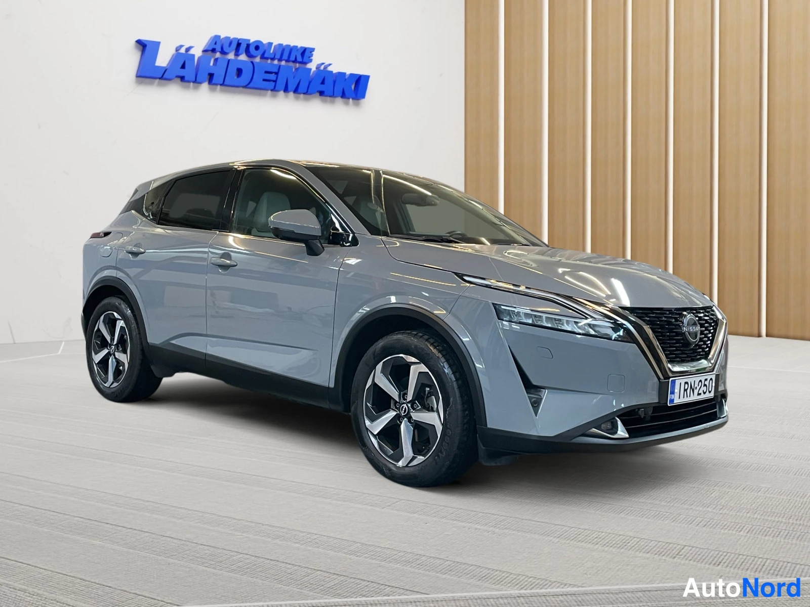 Harmaa Nissan Qashqai 2023, etuviisto, keula oikealle, kuva 3