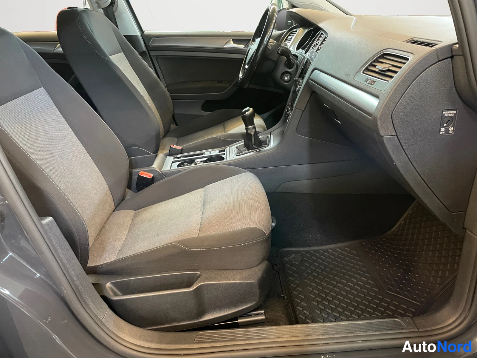 Grey Volkswagen Golf 2017, front seats, photo 14