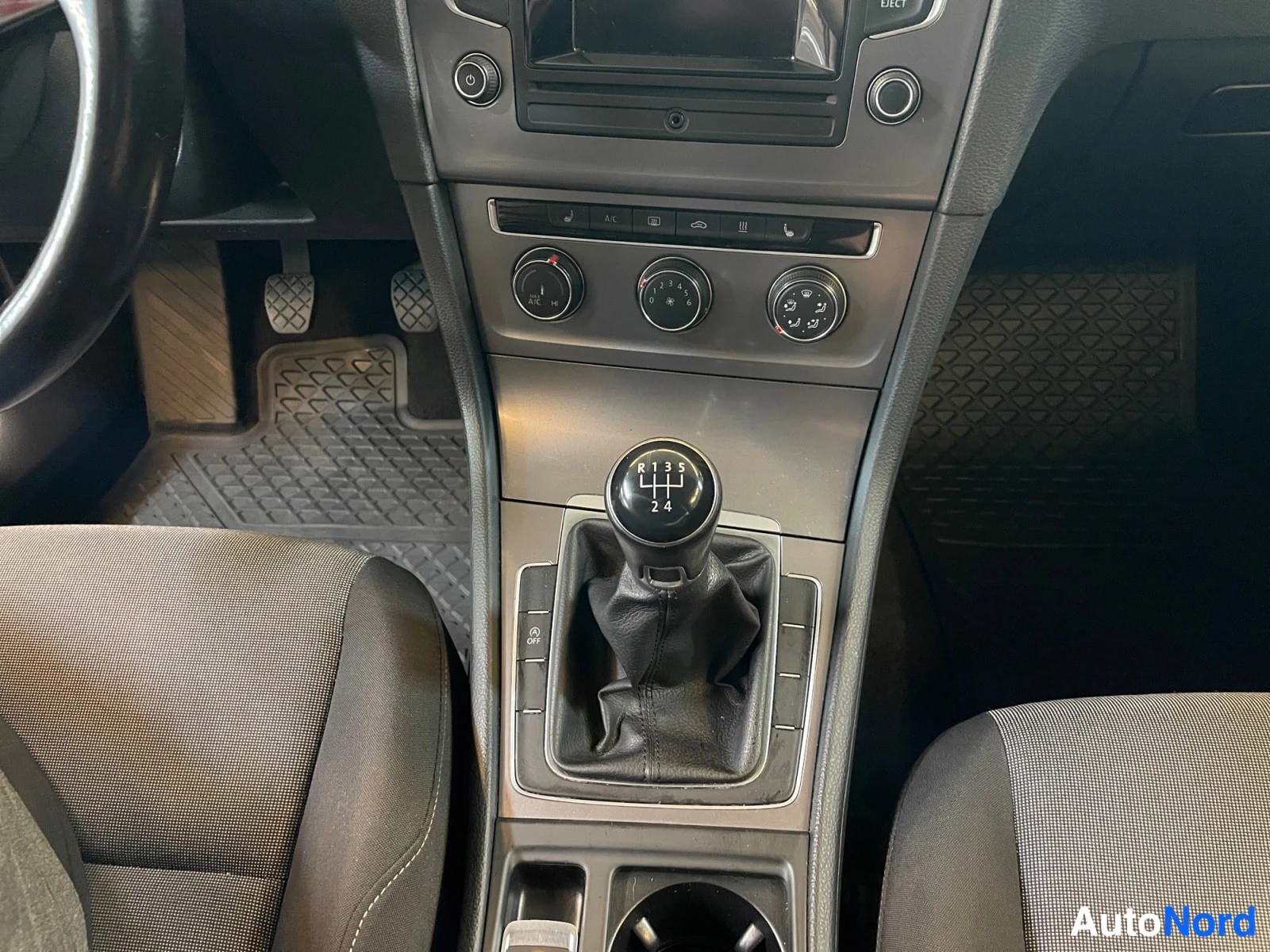 Grey Volkswagen Golf 2017, cockpit, photo 13