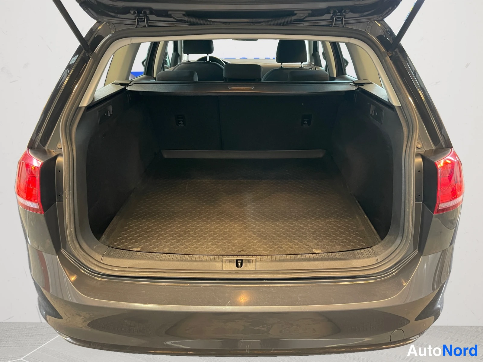 Grey Volkswagen Golf 2017, boot, photo 17