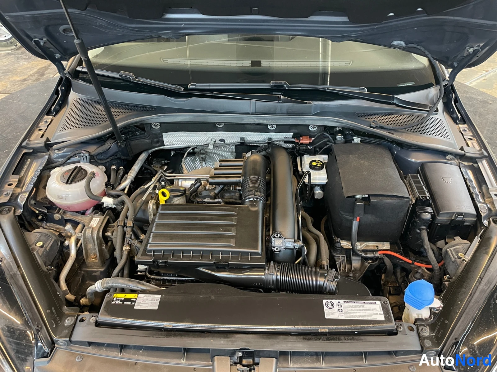 Grey Volkswagen Golf 2017, engine bay, photo 18