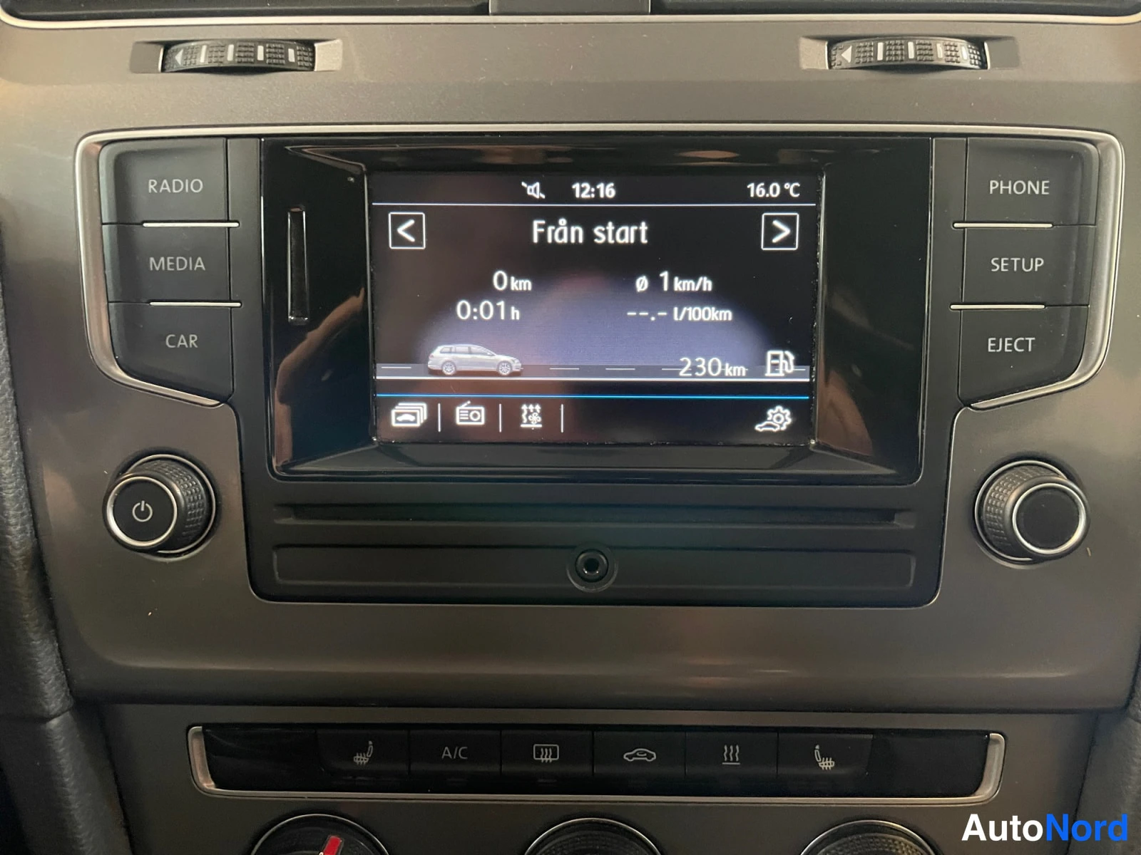 Grey Volkswagen Golf 2017, detail, photo 21
