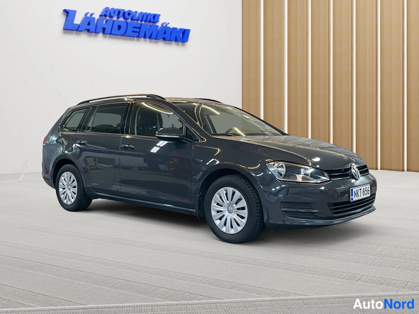 Grey Volkswagen Golf 2017, front three-quarter, nose to the right, photo 3