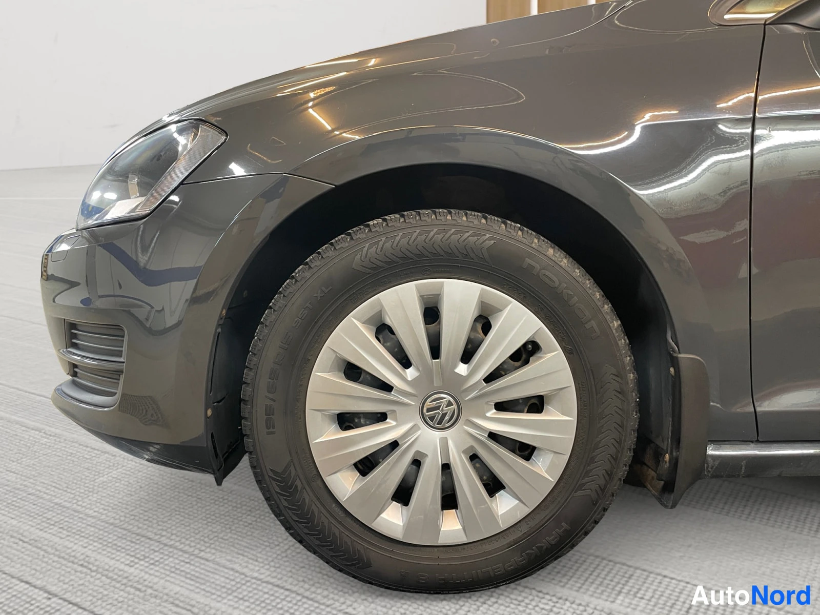 Grey Volkswagen Golf 2017, front three-quarter, nose to the left, photo 2