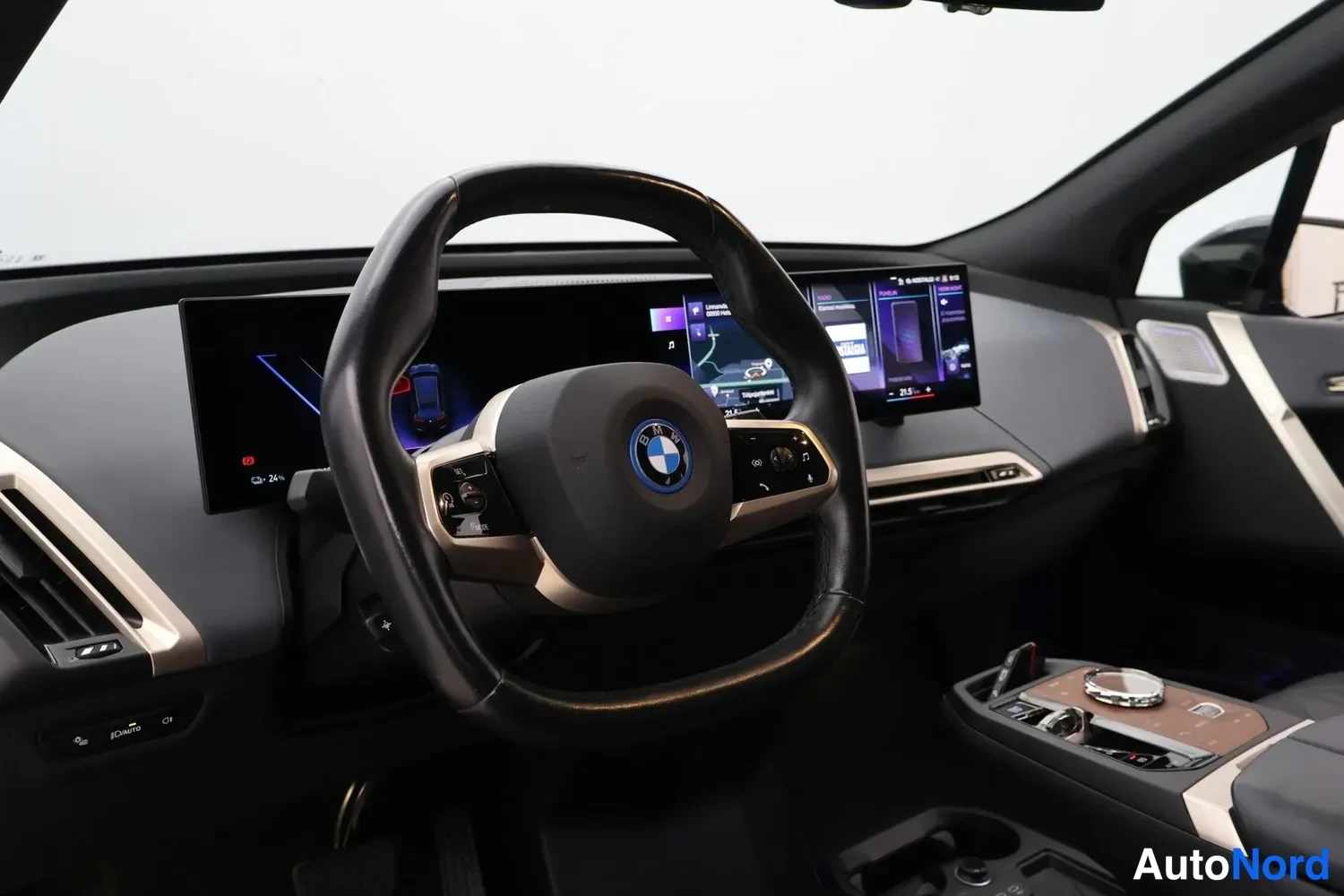 Musta BMW iX 2023, ohjaamo, kuva 8