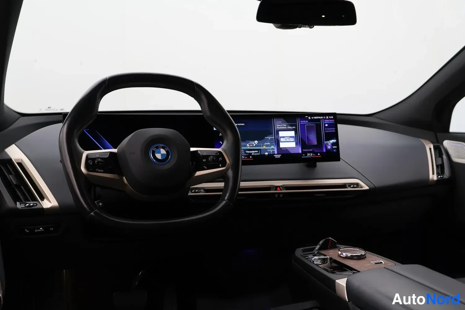 Musta BMW iX 2023, ohjaamo, kuva 7