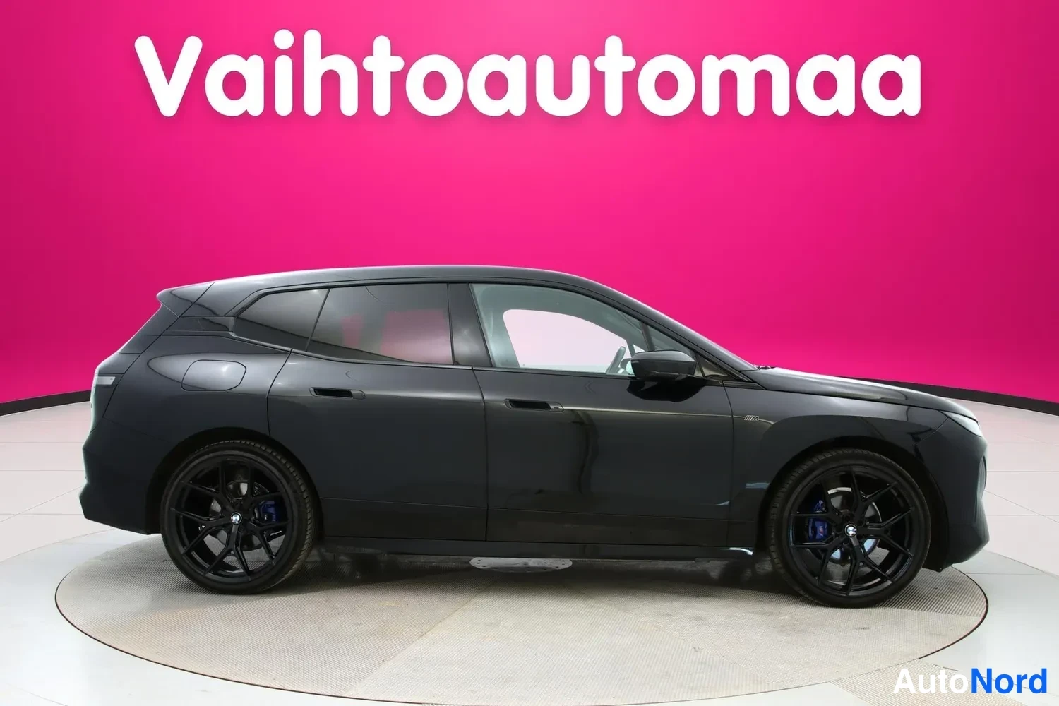Musta BMW iX 2023, sivulta, kuva 3