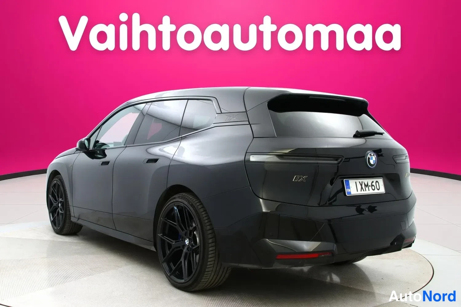 Musta BMW iX 2023, takaviisto, kuva 6