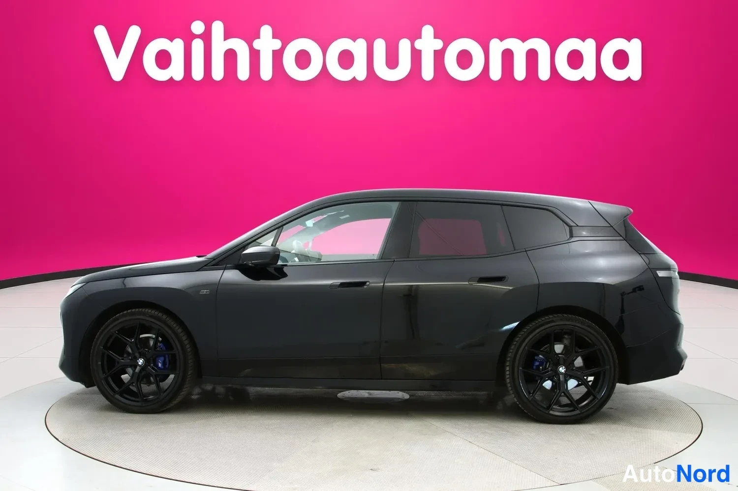 Musta BMW iX 2023, sivulta, kuva 4