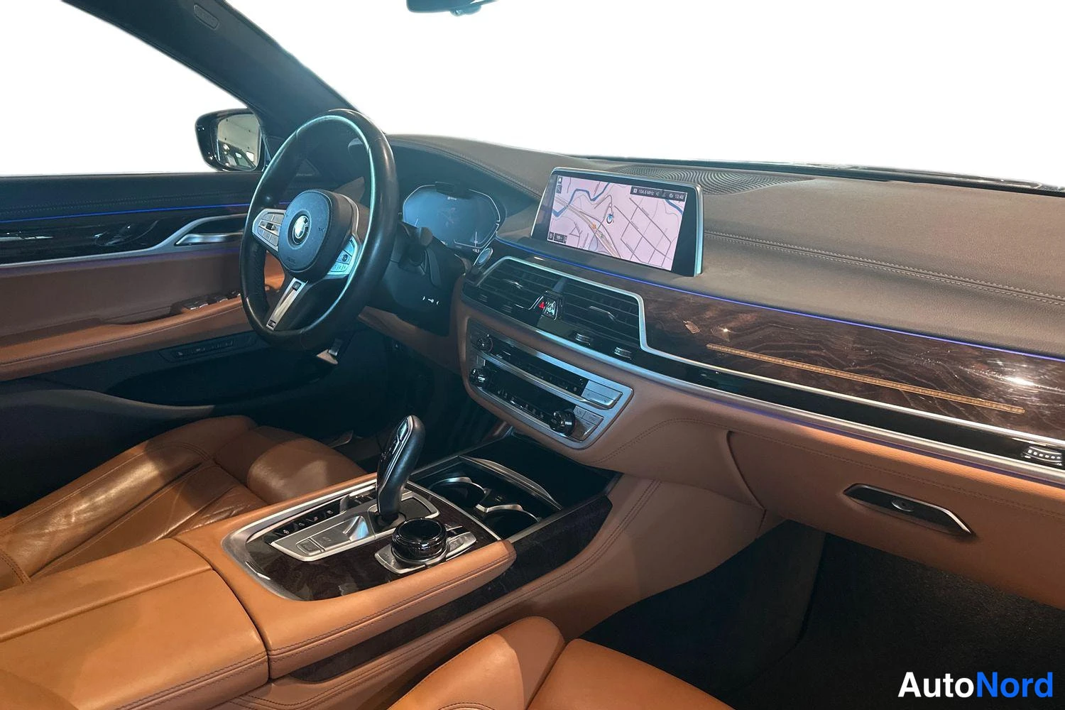 Harmaa BMW 745 2020, ohjaamo, kuva 9