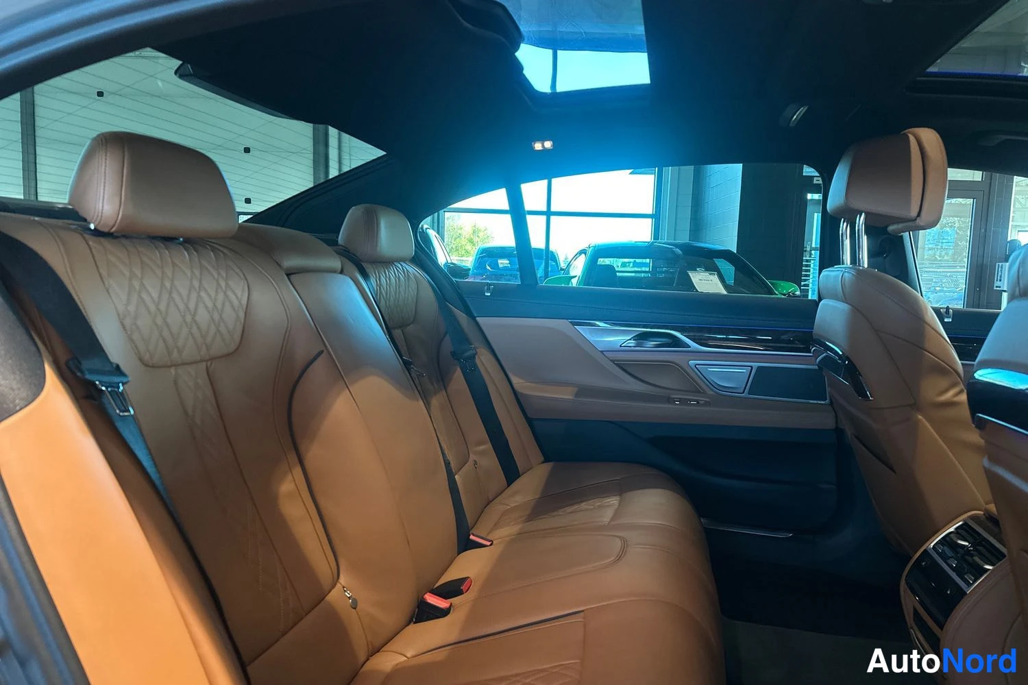 Harmaa BMW 745 2020, takaistuimet, kuva 12