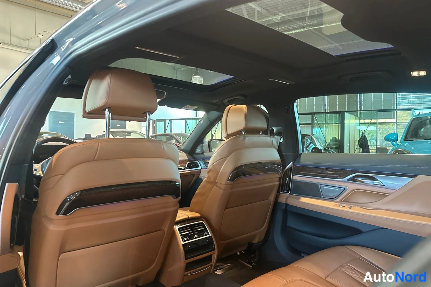 Harmaa BMW 745 2020, etuistuimet, kuva 10