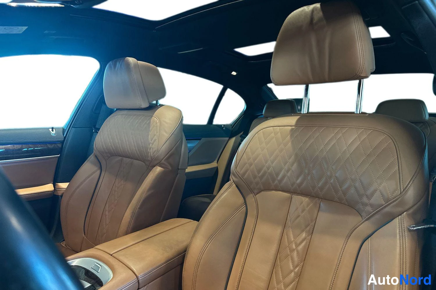 Harmaa BMW 745 2020, etuistuimet, kuva 11