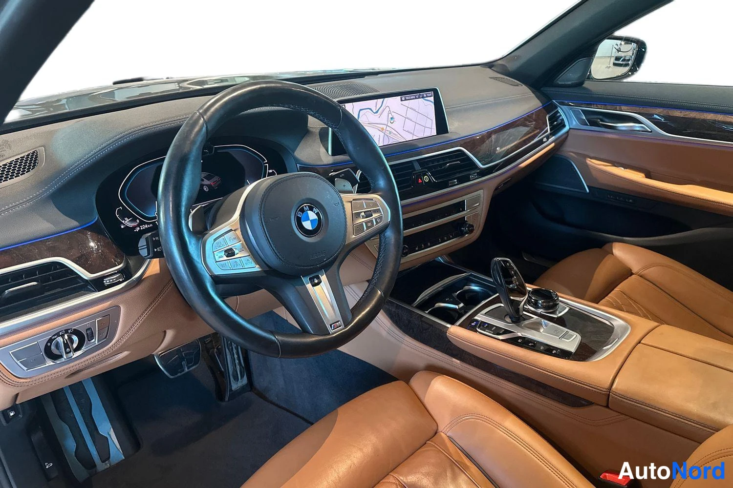 Harmaa BMW 745 2020, ohjaamo, kuva 6
