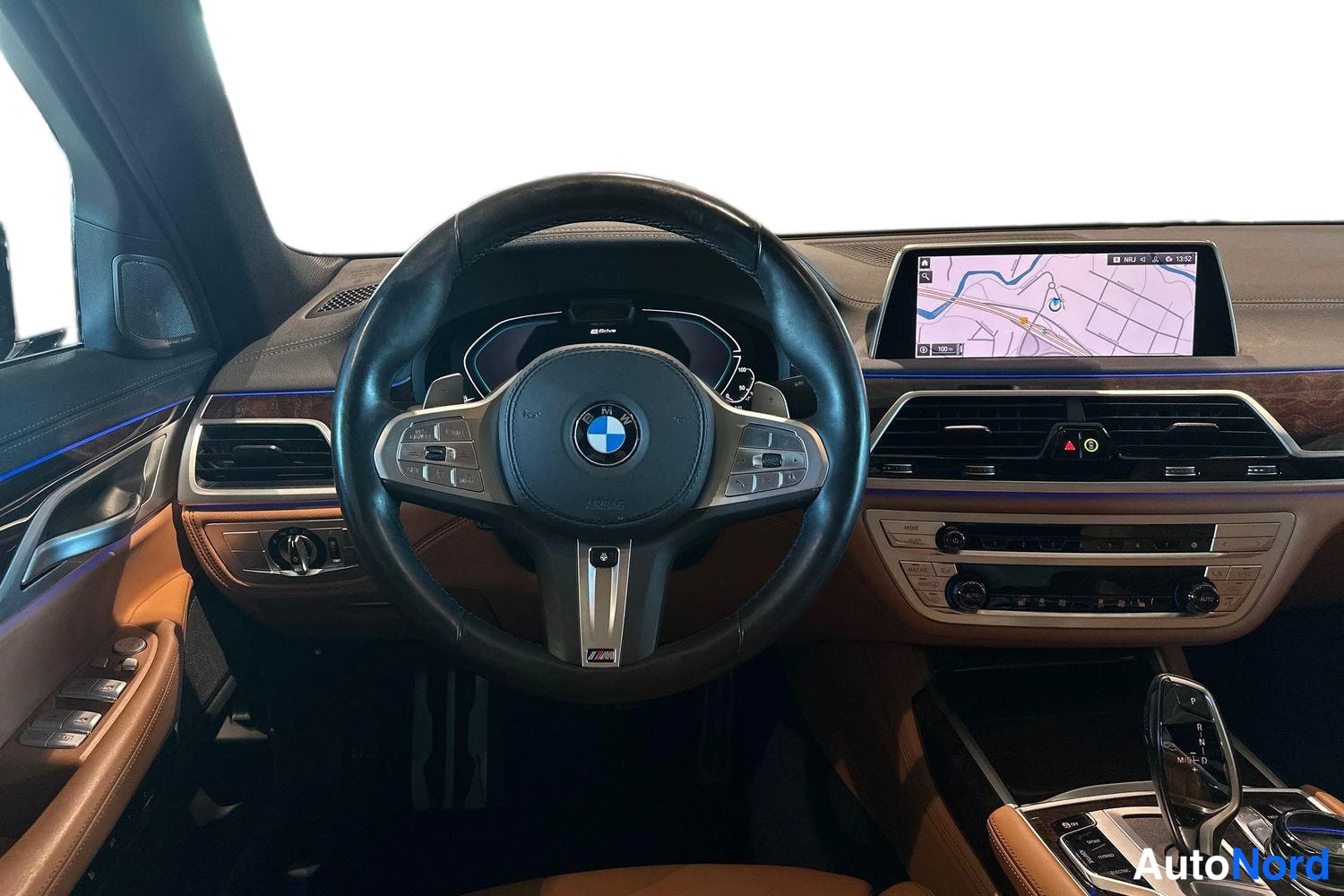 Harmaa BMW 745 2020, ohjaamo, kuva 7