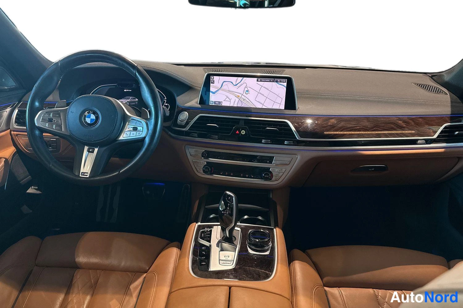Harmaa BMW 745 2020, ohjaamo, kuva 8