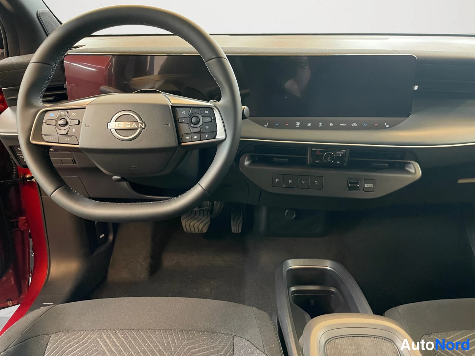Punainen Nissan Leaf 2026, ohjaamo, kuva 10