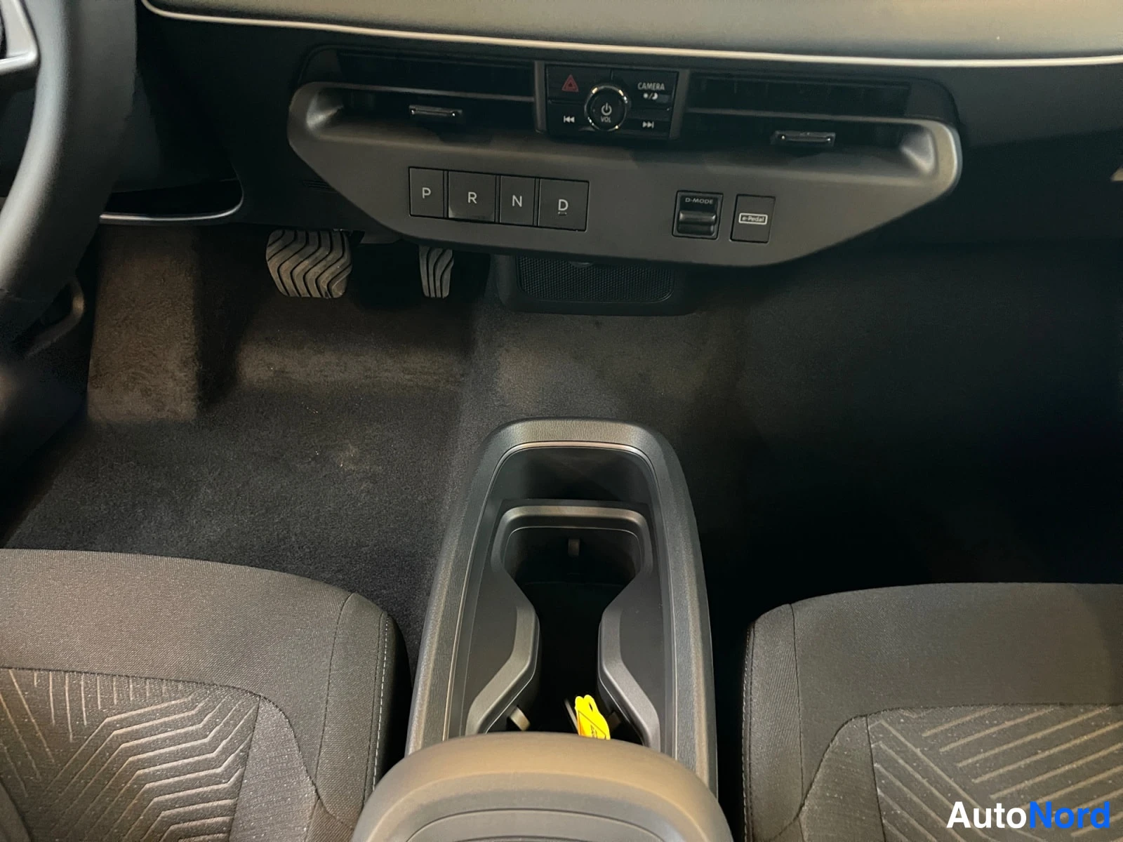 Punainen Nissan Leaf 2026, ohjaamo, kuva 11