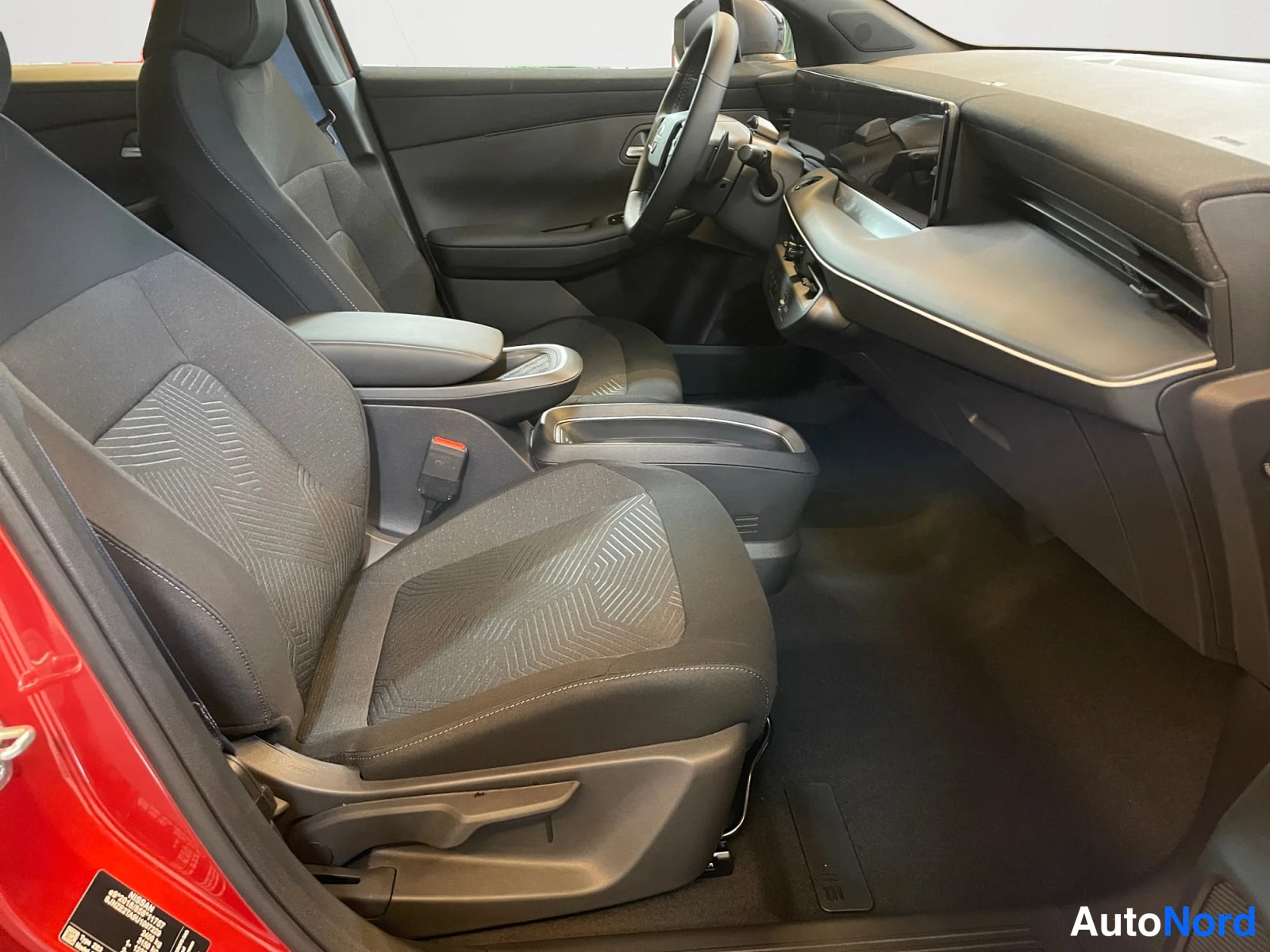 Punainen Nissan Leaf 2026, ohjaamo, kuva 12