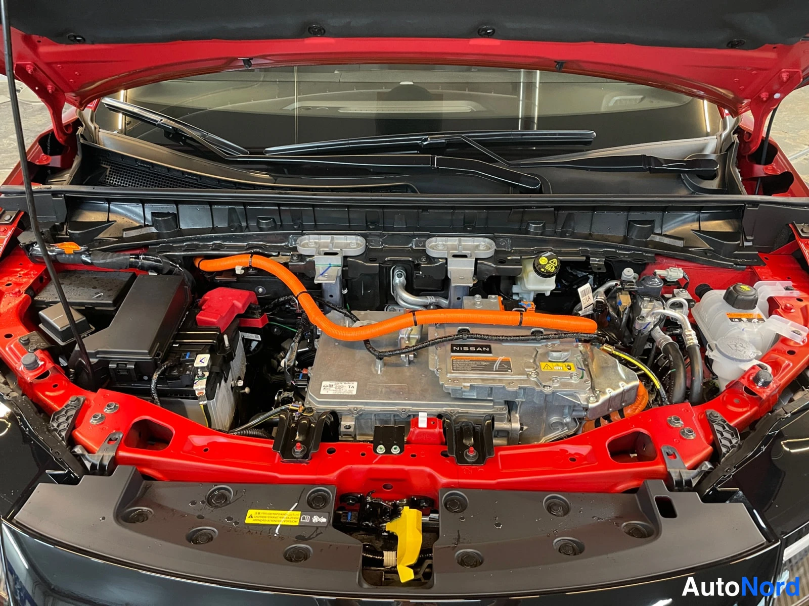 Punainen Nissan Leaf 2026, moottoritila, kuva 19