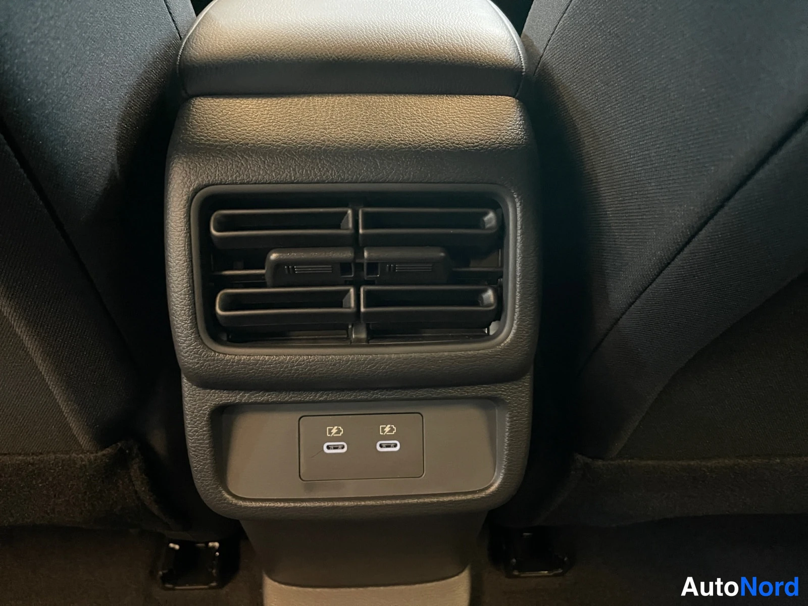 Punainen Nissan Leaf 2026, yksityiskohta, kuva 24