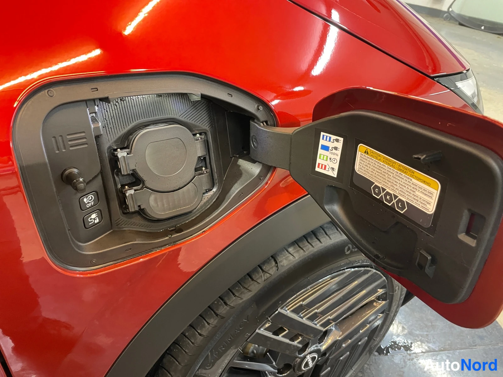 Punainen Nissan Leaf 2026, yksityiskohta, kuva 25