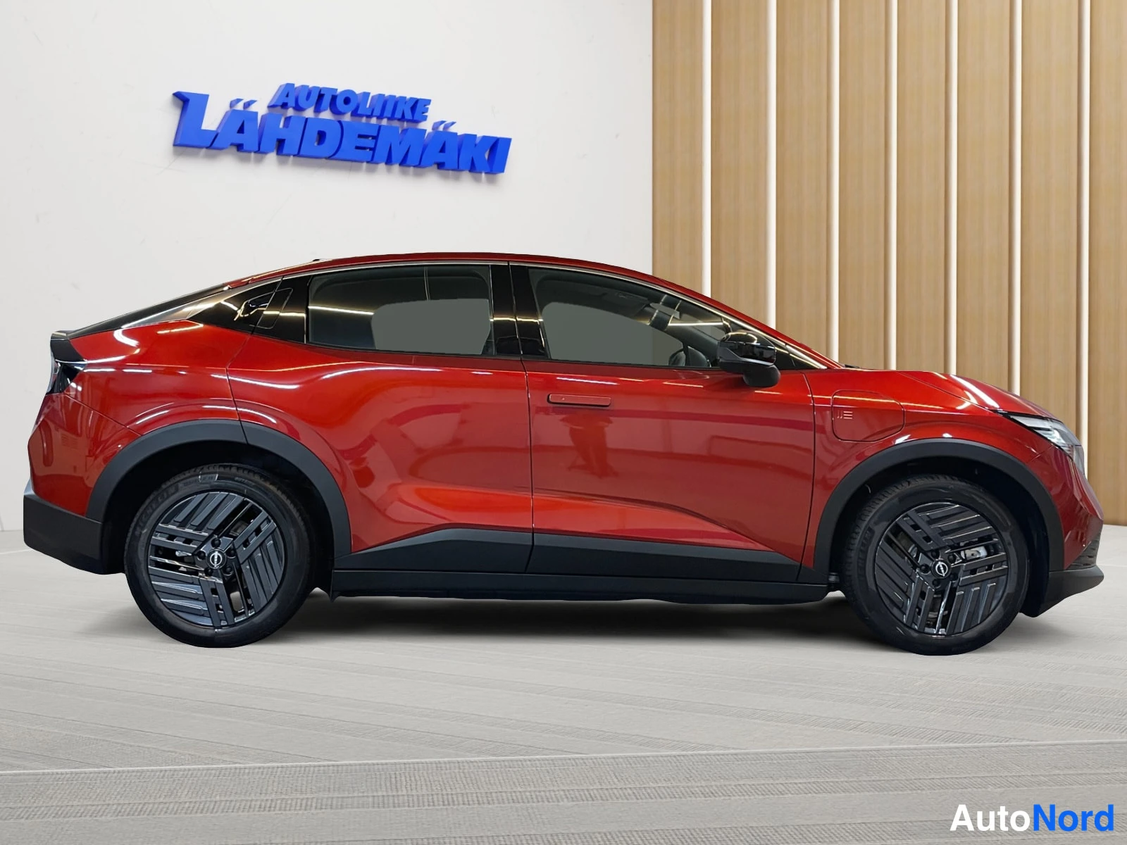 Punainen Nissan Leaf 2026, sivulta, kuva 5